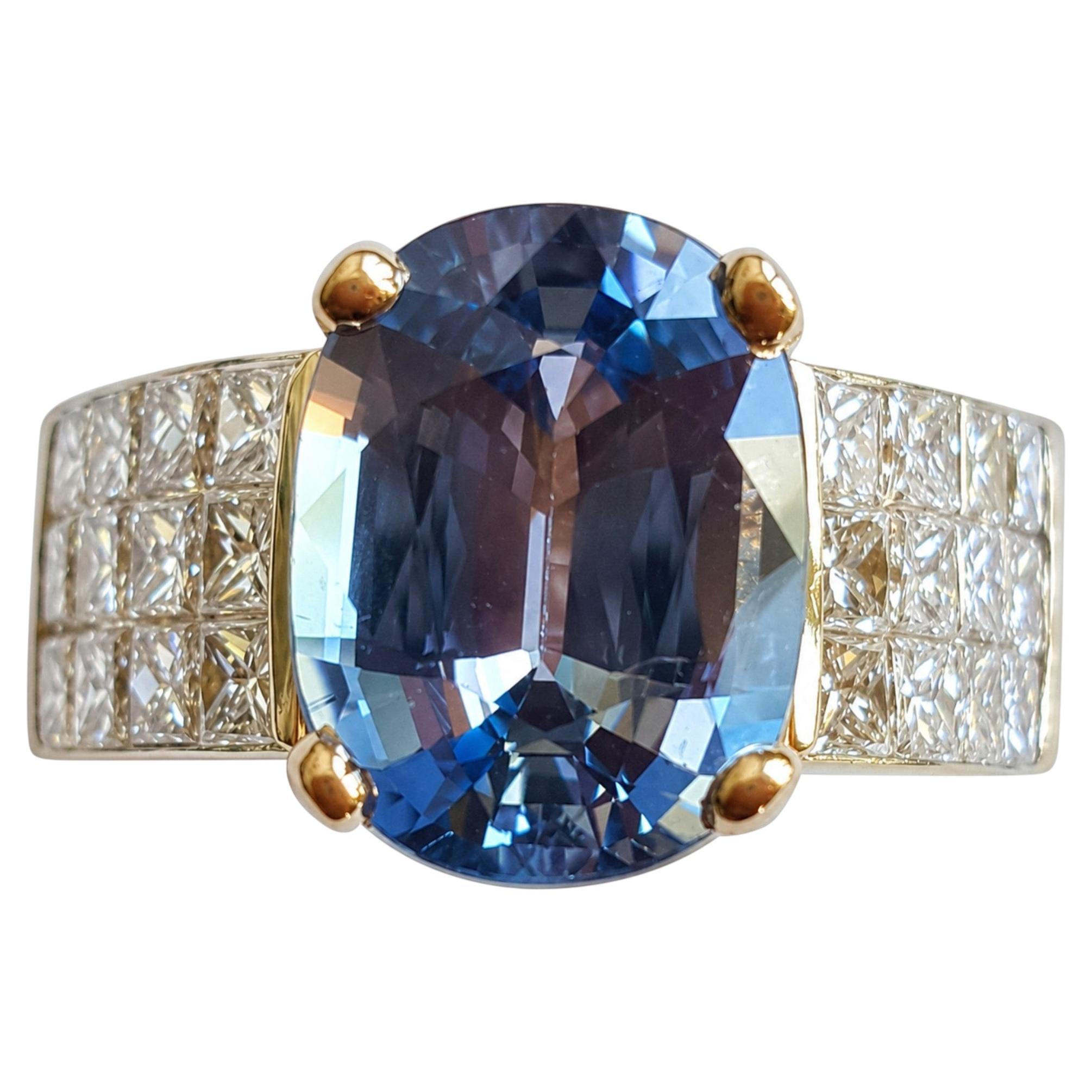18 Karat Yellow Gold Oval 4.45 Carat Blue Sapphire 24 Princess Cut Invisible Set For Sale