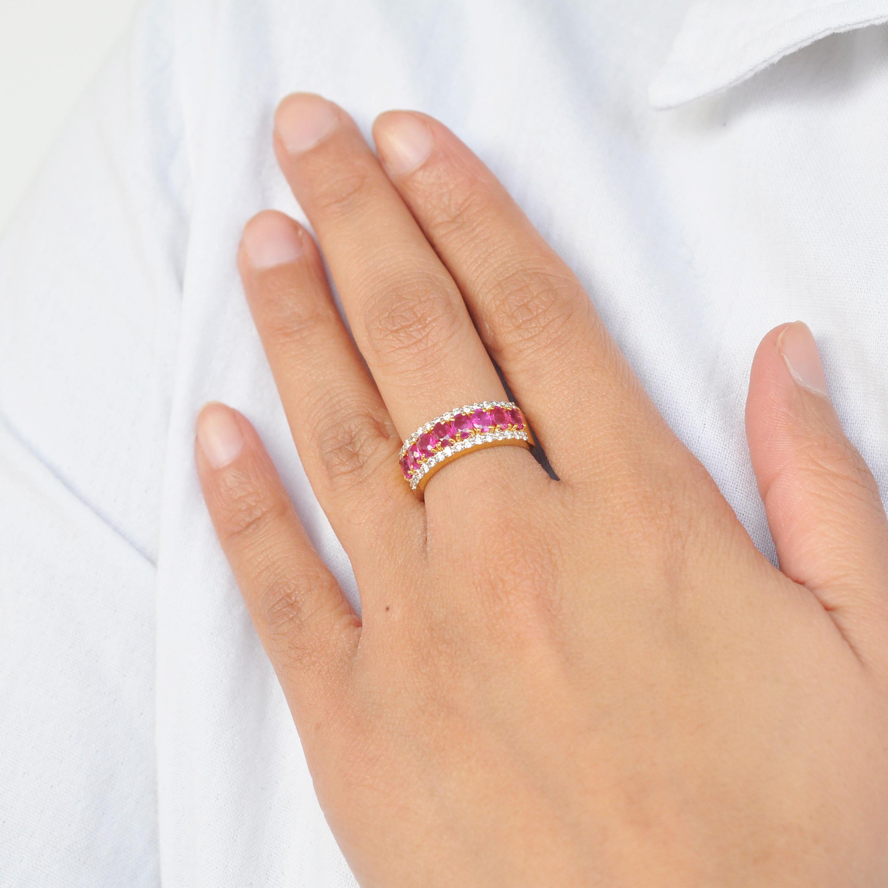 En venta: Anillo de oro amarillo de 18 quilates con racimo de diamantes y rubíes ovalados  3