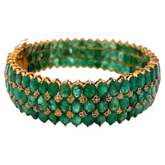 18 Karat Yellow Gold Oval 75 Carat Jade Bangle Bracelet 7 Inch 35.40 Grams