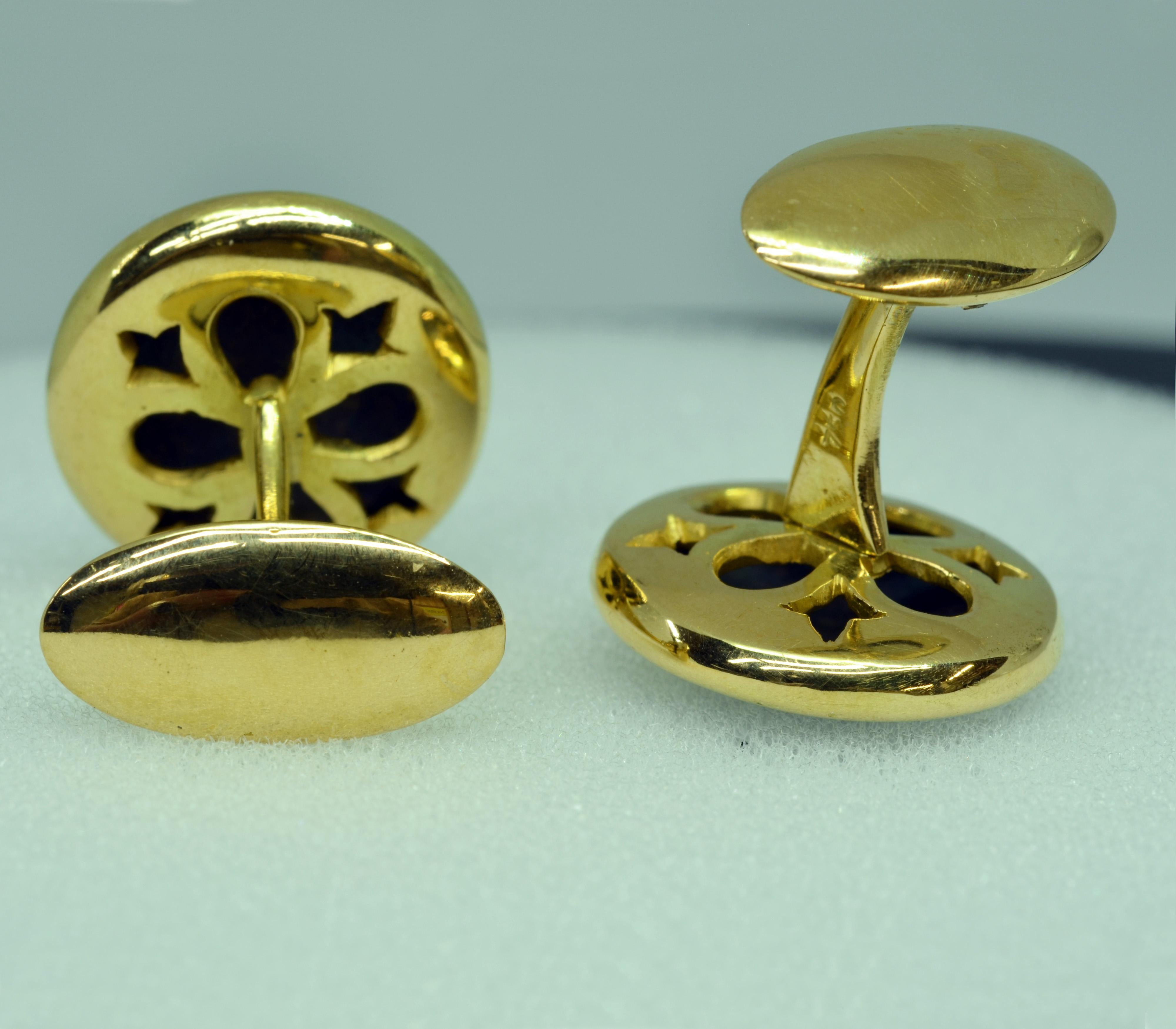 18 Karat Yellow Gold Oval Baroque Mask Cufflinks
Custom made cufflinks handcrafted in 18 Karat yellow gold featuring a Sterling Silver Baroque mask framed in an 18 karat yellow gold border. They measure 18.5 mm X 17mm in circumference, a little less