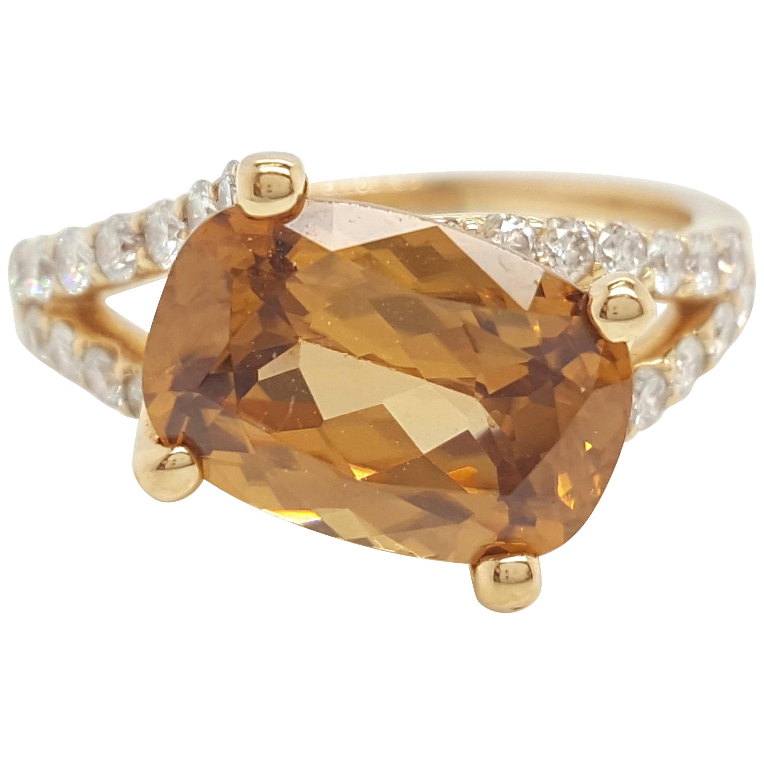 Bague à tige fendue en or jaune 18 carats avec zircon ovale et diamants en vente