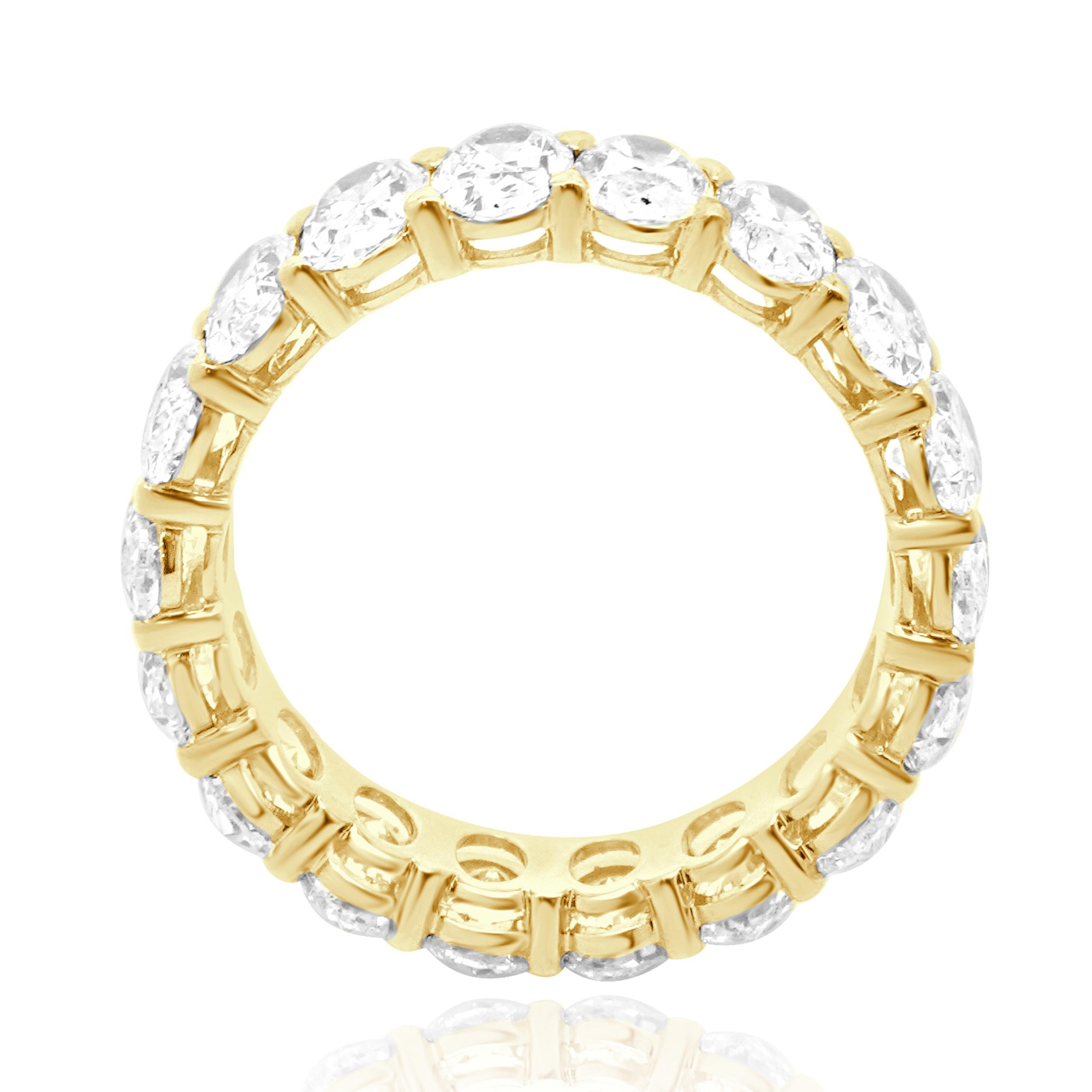 18 Karat Yellow Gold Oval Cut Diamond Eternity Band In Excellent Condition For Sale In Scottsdale, AZ