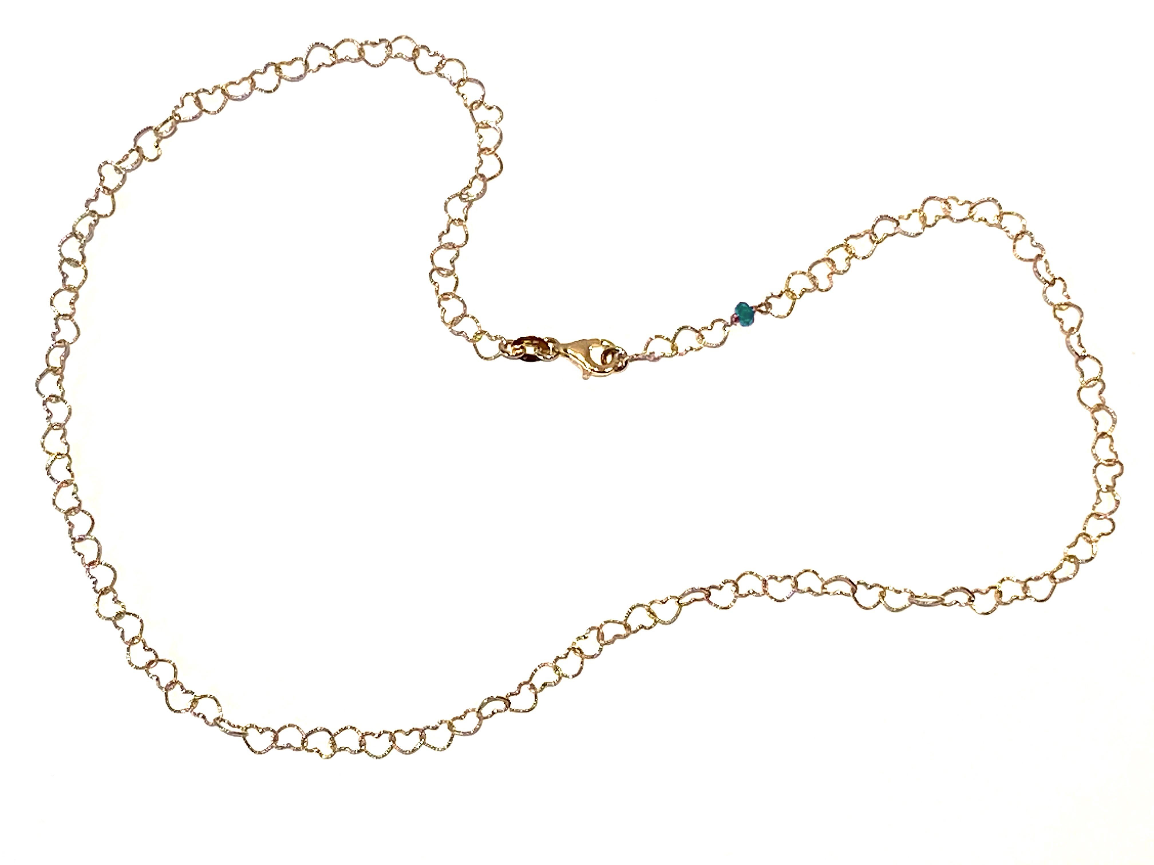 Romantic 18 Karat Yellow Gold Bead Cut Emerald Hammered Little Hearts Chain Necklace For Sale