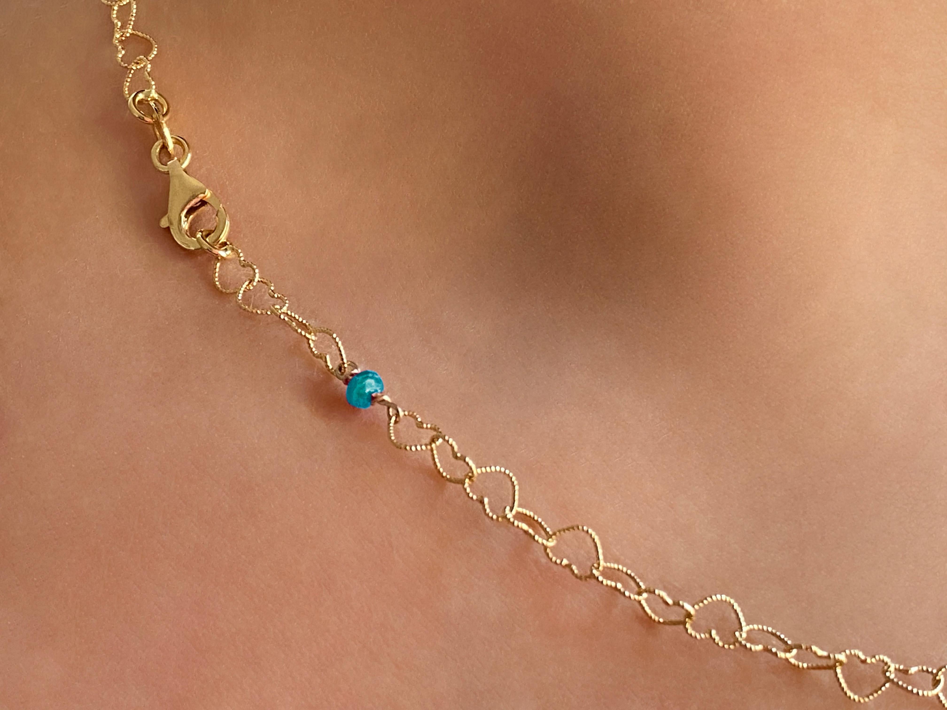 18 Karat Gelbgold Perlenschliff Smaragd gehämmerte kleine Herzen Kette Halskette (Smaragdschliff) im Angebot