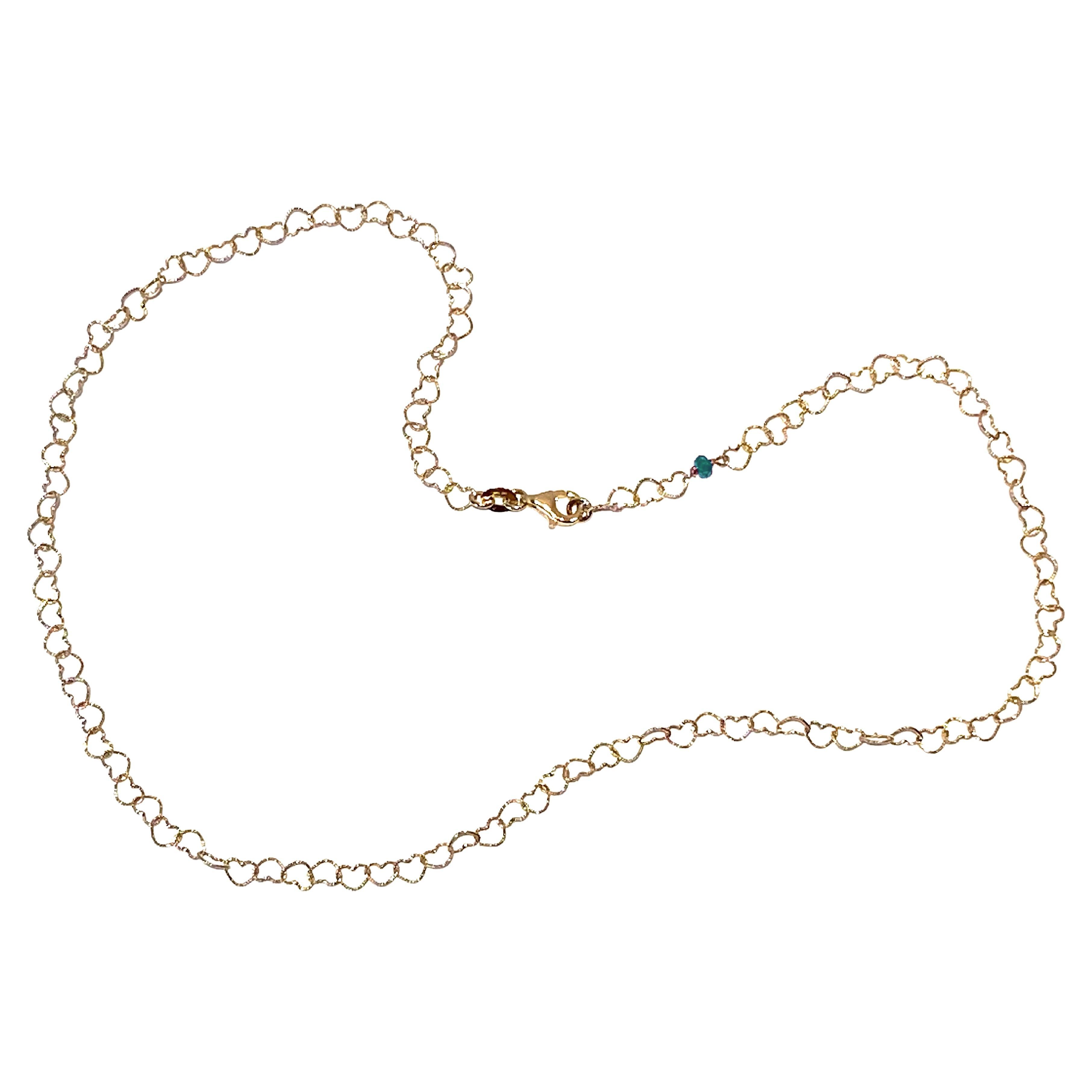 18 Karat Yellow Gold Oval Cut Emerald Hammered Little Hearts Chain Necklace For Sale