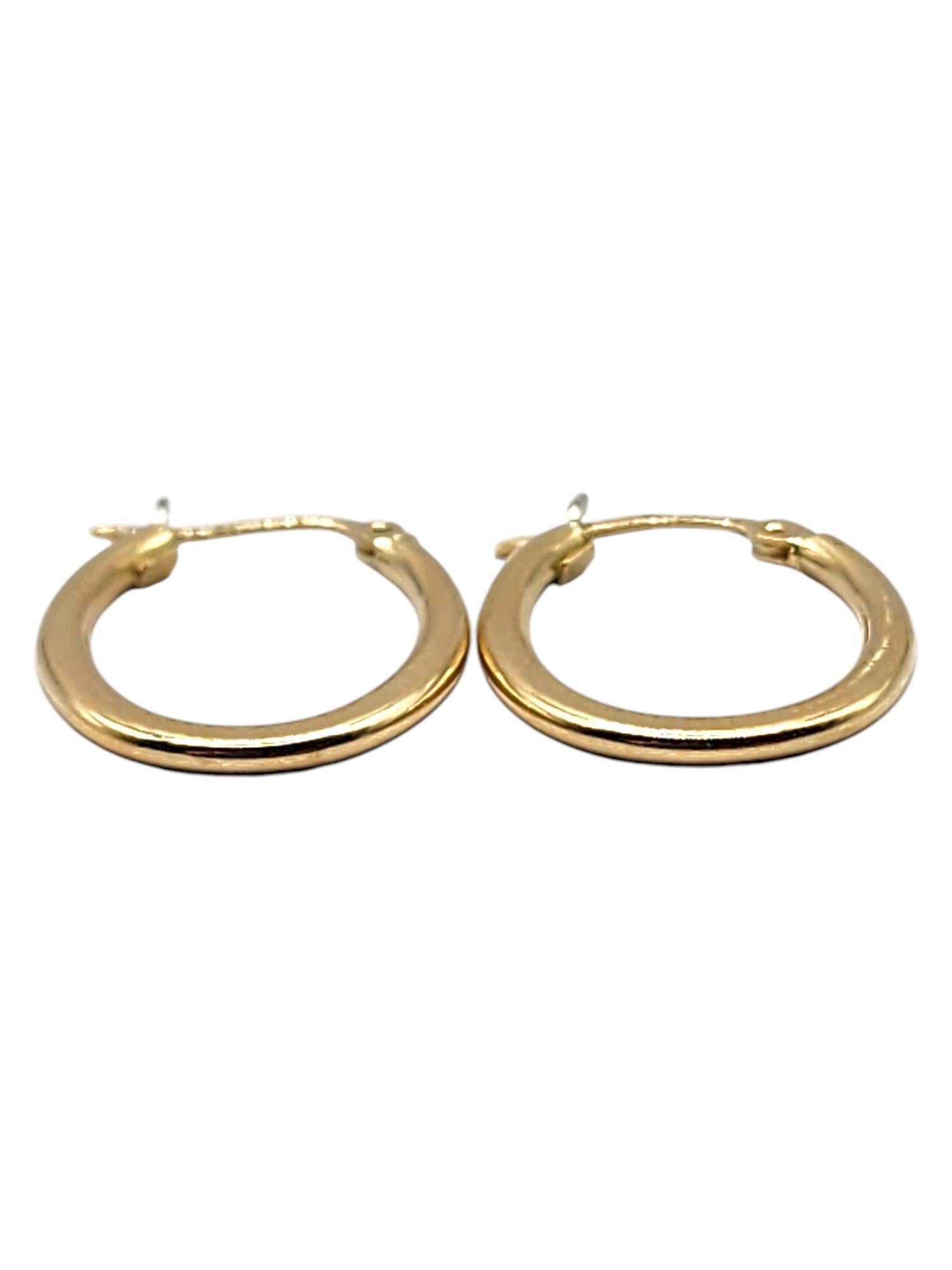 Boucles d'oreilles ovales en or jaune 18 carats

Ces magnifiques anneaux ovales en or jaune 18 carats vous iront à ravir !

Taille : 22.62mm X 17.04mm X 1.68mm

Poids : 2,16 g/ 1,39 dwt

Poinçon : INCABREE 750 AR

Très bon état, polissage