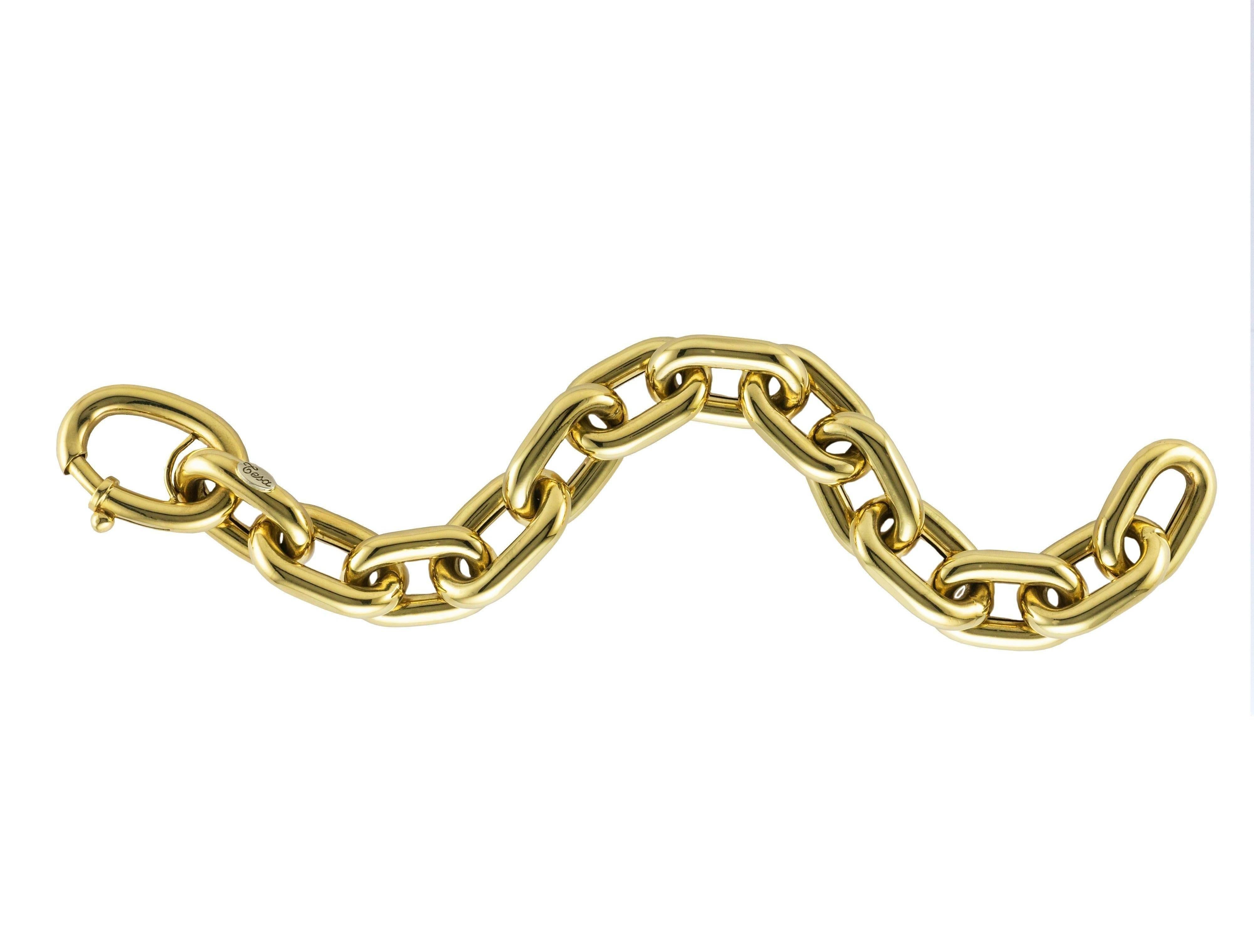 A very classic bracelet made of solid oval links.
It is versatile and it can be worn for everyday occasions.
Lobster claw clasp.
Length is cm 20.00
It weighs gr 39.90