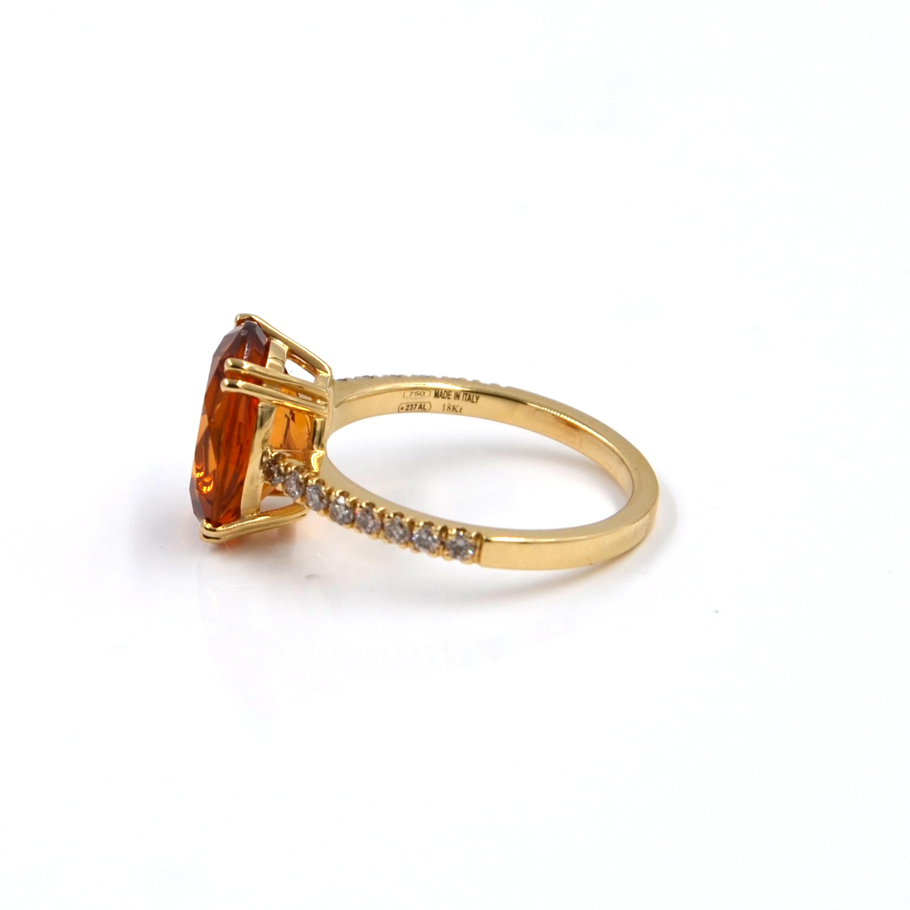 Round Cut 18 Karat Yellow Gold Oval Madera Citrine and Brown Diamonds Garavelli Ring For Sale