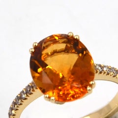 Anillo Garavelli de Oro Amarillo de 18 Kilates con Citrino de Madera Ovalado y Diamantes Marrones