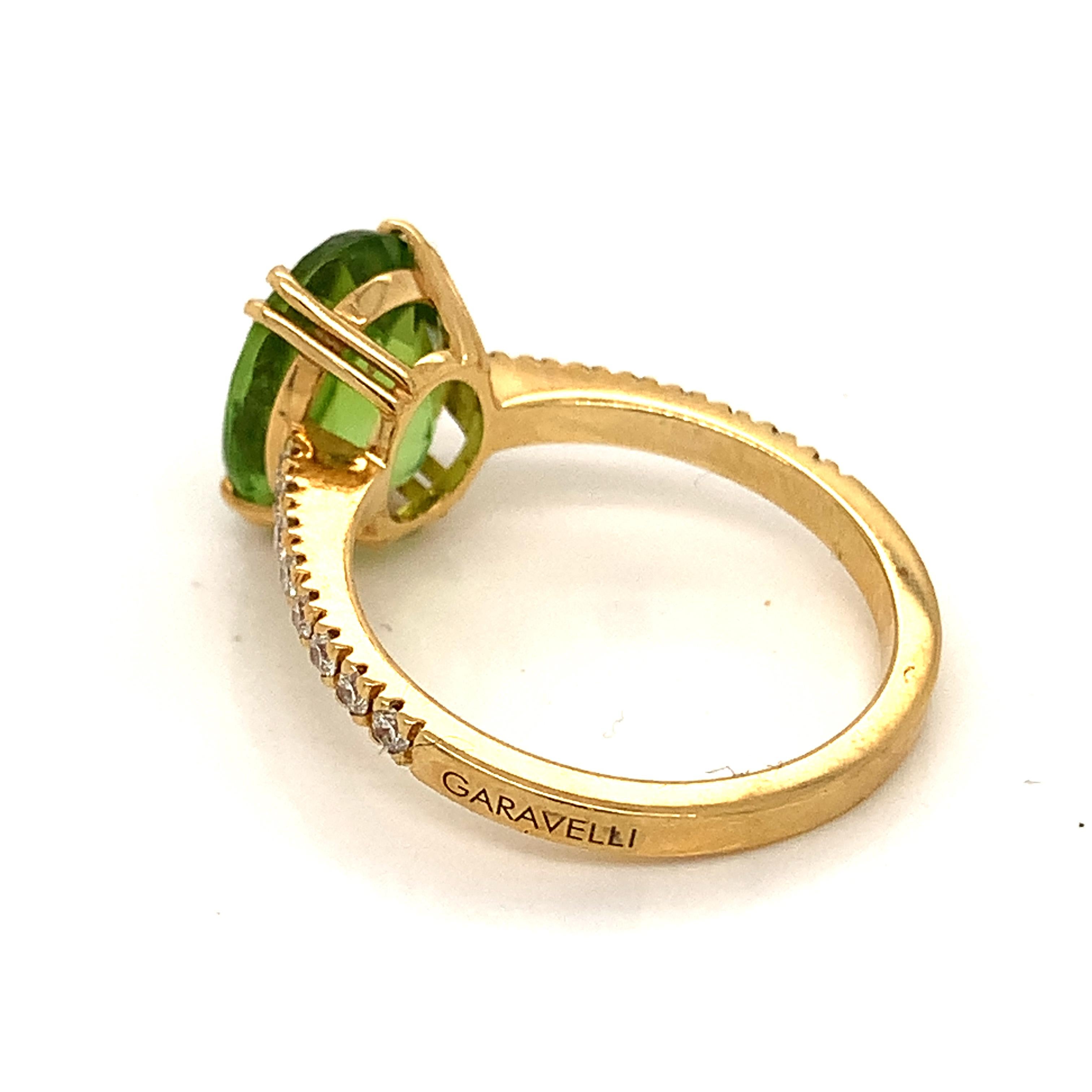 Contemporary 18 Karat Yellow Gold Oval Peridot and White Diamonds Garavelli Ring