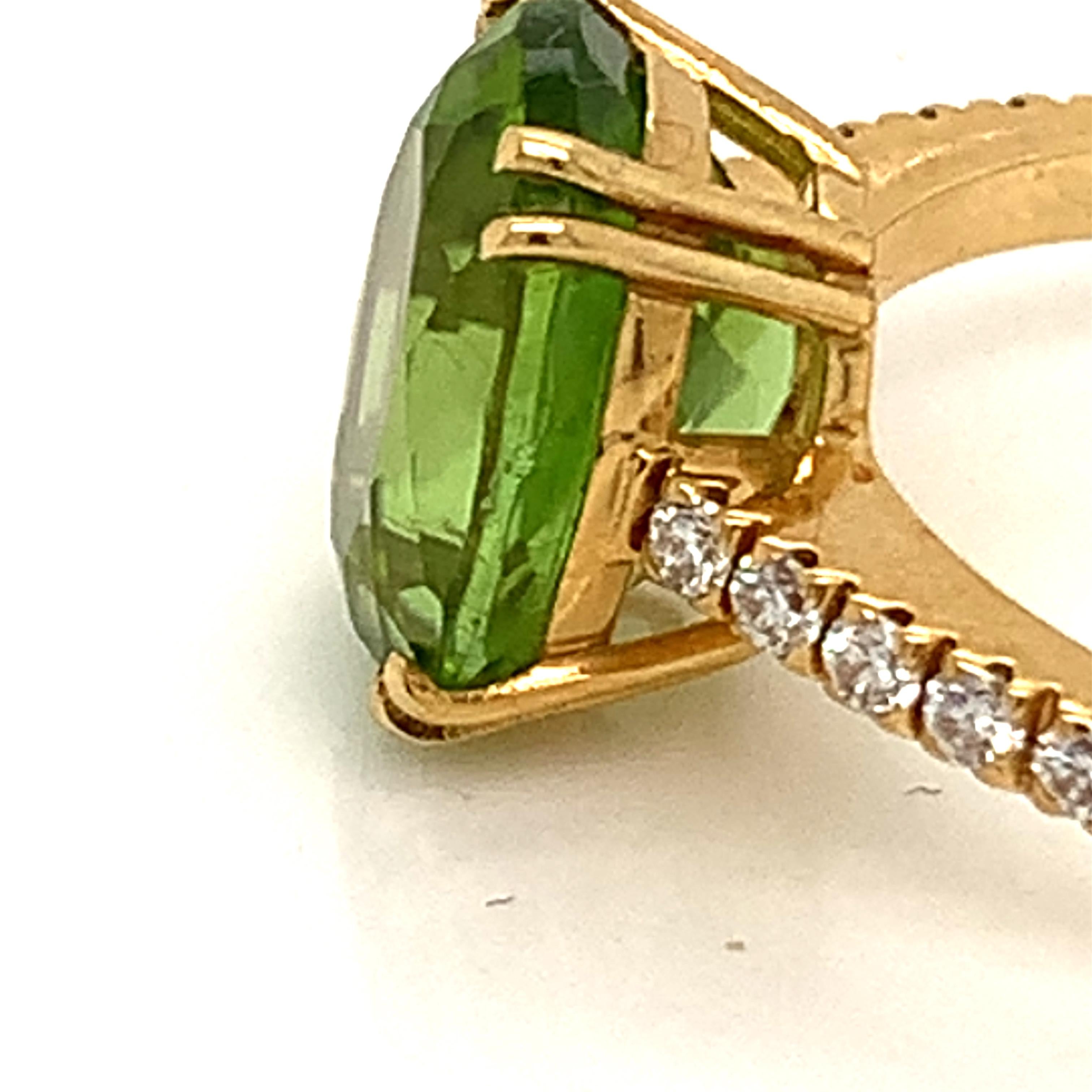 18 Karat Yellow Gold Oval Peridot and White Diamonds Garavelli Ring In New Condition In Valenza, IT