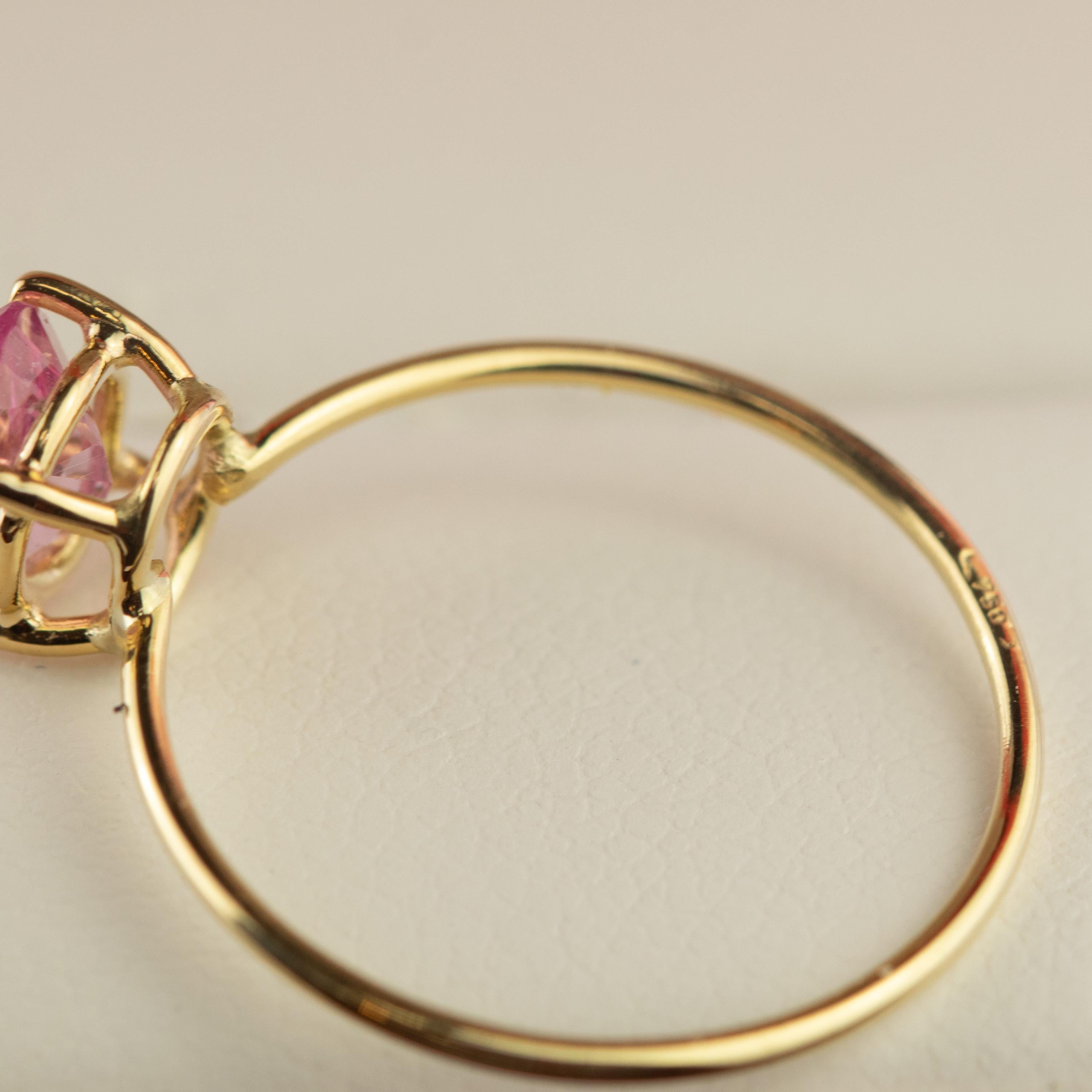 18 Karat Yellow Gold Oval Pink Sapphire Handmade Modern Cocktail Chic Ring In New Condition For Sale In Milano, IT