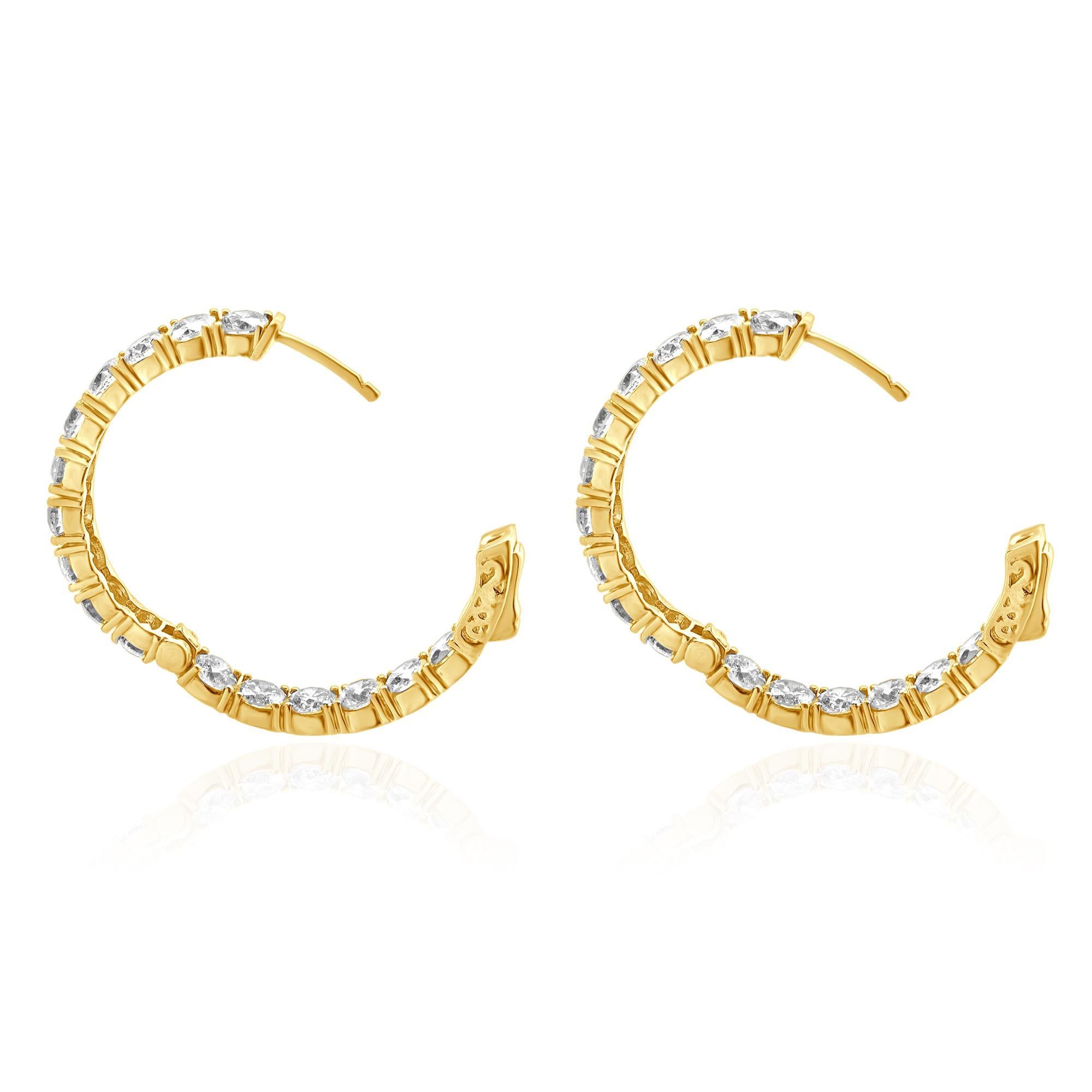 18 Karat Gelbgold Creolen in ovaler Form mit Diamanten innen und außen (Rundschliff) im Angebot