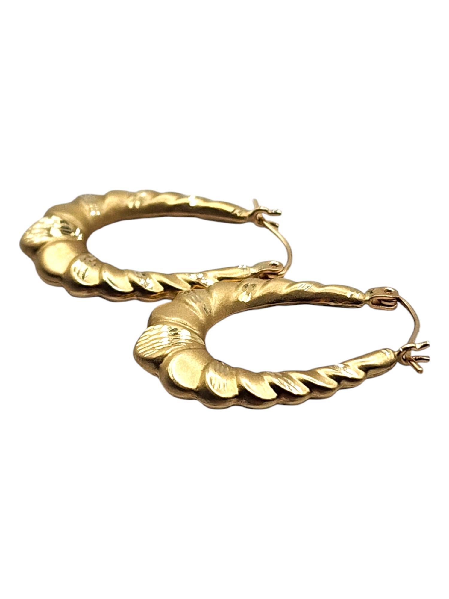 18 Karat Yellow Gold Oval Shrimp Hoop Earrings

These stunning shrimp hoop earrings were crafted from 18K yellow gold in a beautiful diamond cut design!

Size: 28.77mm X 19.00mm X 3.91mm

Weight: 2.58 g/ 1.66 dwt

Hallmark: 18K

Very good condition,