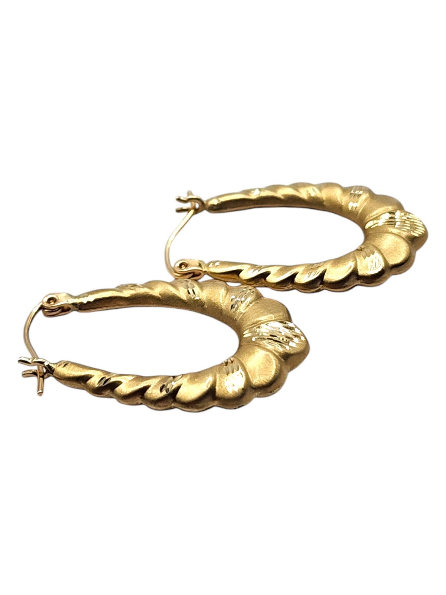 18 Karat Yellow Gold Oval Shrimp Hoop Earrings #20466 In Good Condition For Sale In Washington Depot, CT