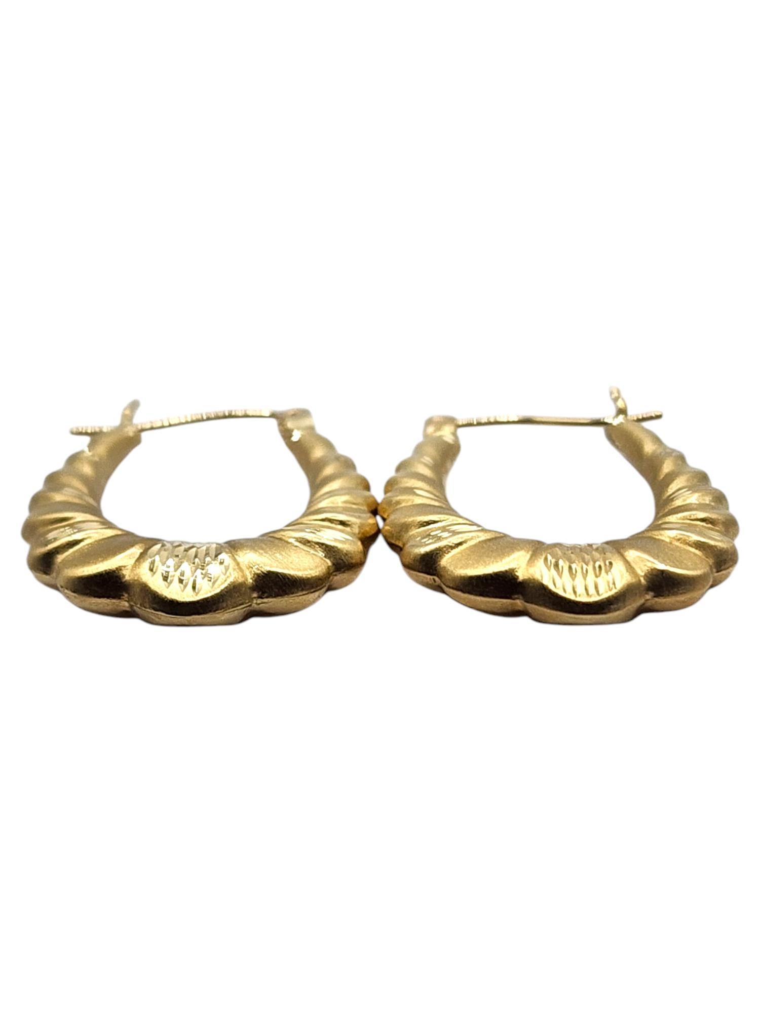 Women's 18 Karat Yellow Gold Oval Shrimp Hoop Earrings #20466 For Sale