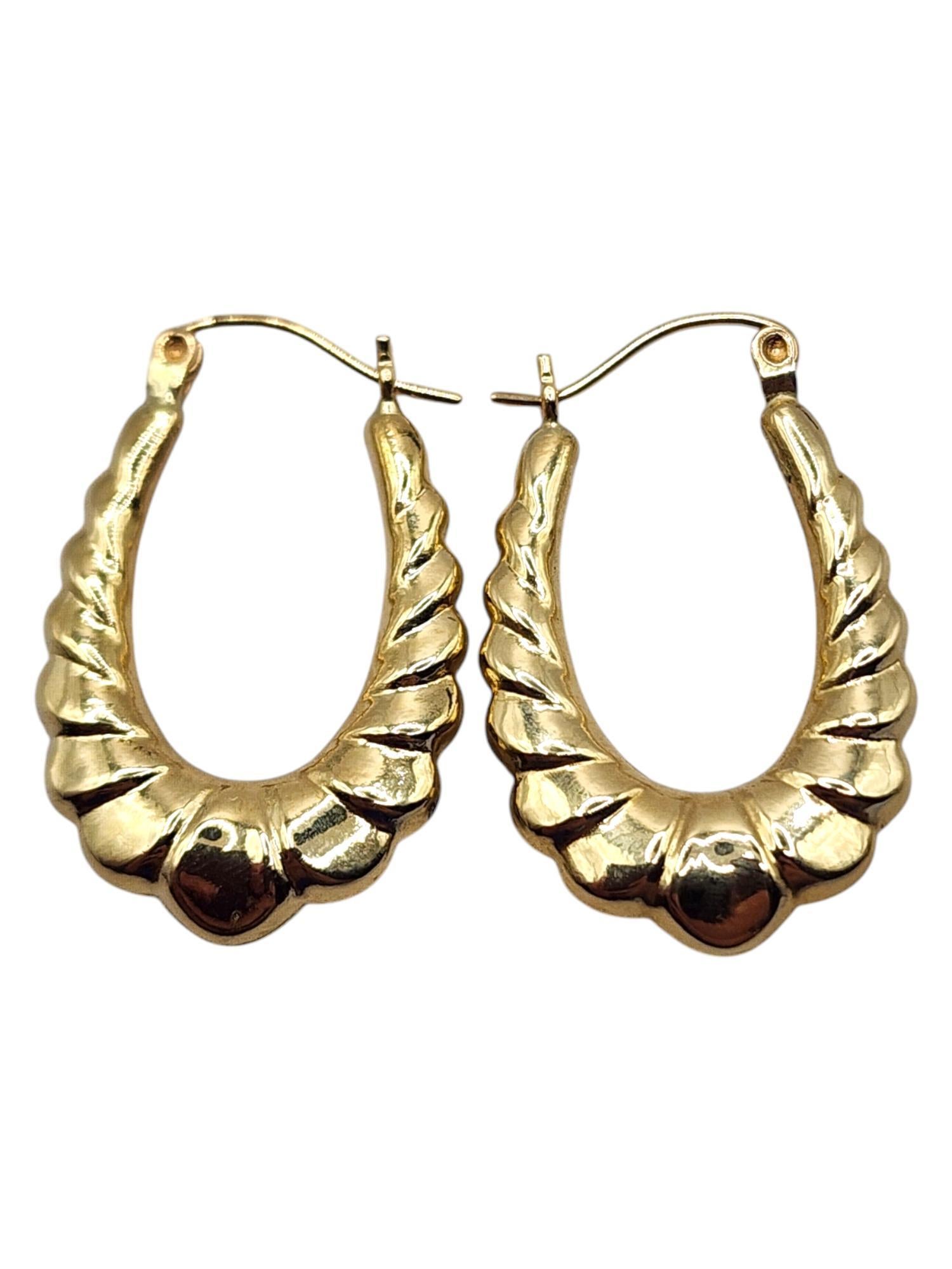 18 Karat Yellow Gold Oval Shrimp Hoop Earrings #20466 For Sale 1