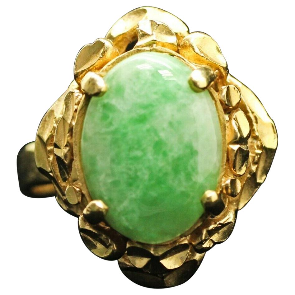 18 Karat Yellow Gold Oval Vintage Jade Ring