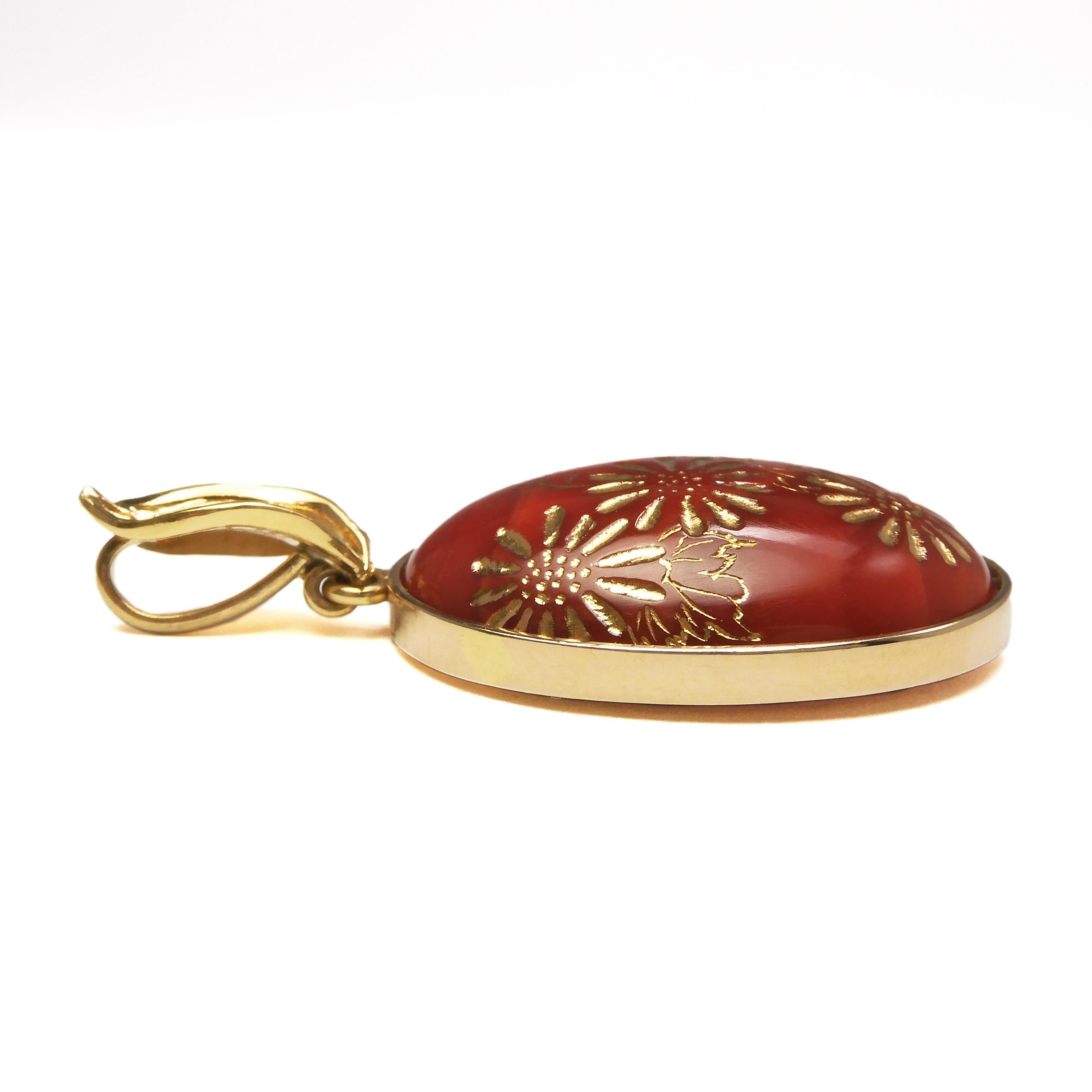 18 Karat Yellow Gold Oxblood Coral Chrysanthemum Engraved Oval Pendant Top In Excellent Condition For Sale In Tokyo, JP