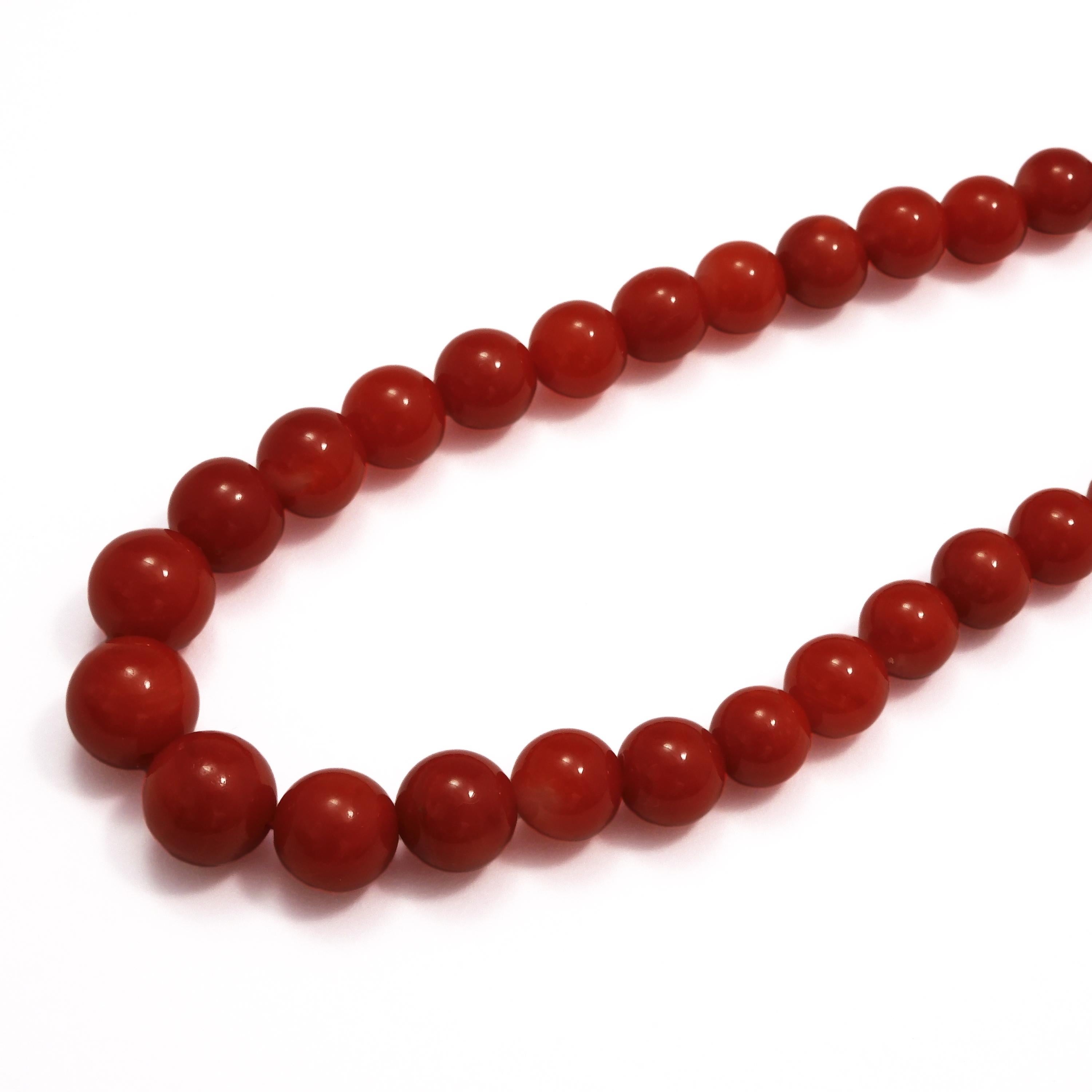 Japanese Chiaka Sango (Oxblood Coral) has a white core, so when you make beads for these kinds of necklaces, a white spot will inevitably appear somewhere.
For this necklace, the white spot has been removed piece by piece and carefully polished to