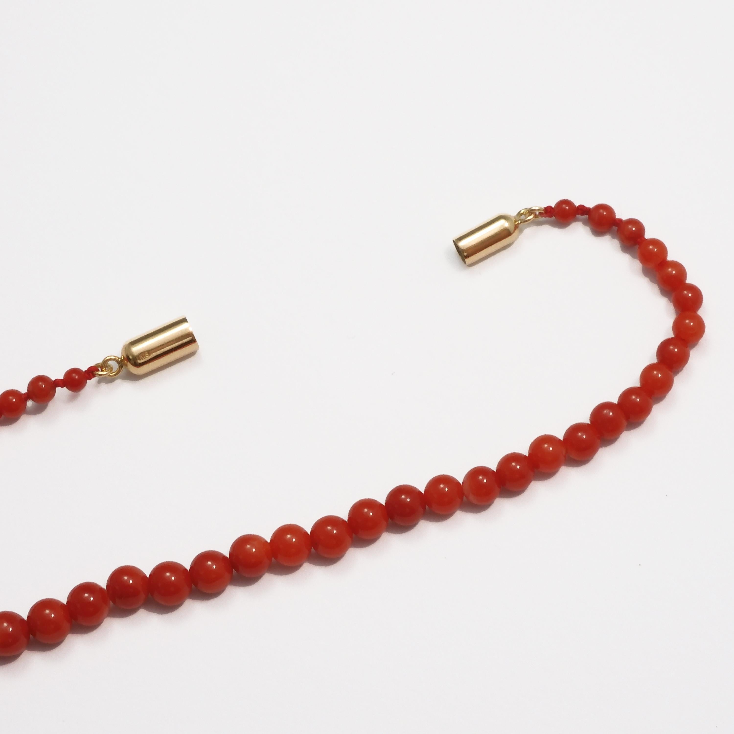 Women's 18 Karat Yellow Gold Oxblood Coral Graduated Necklace For Sale