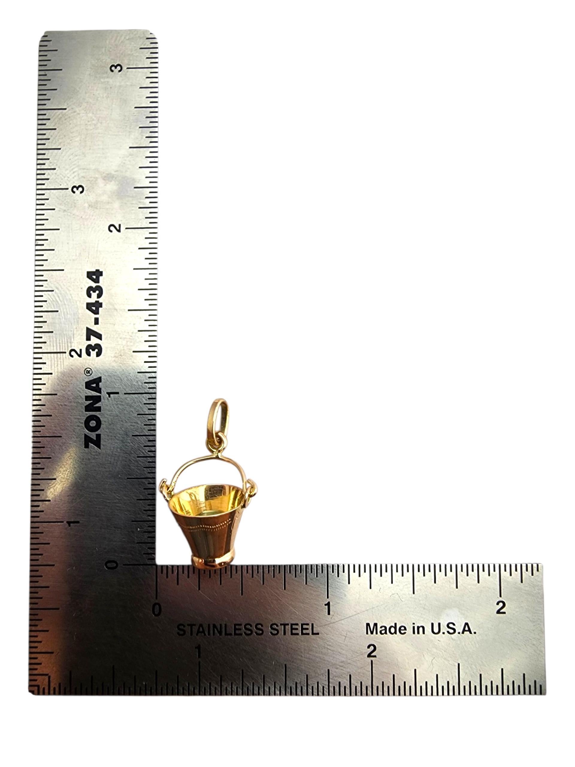 Charm per secchio in oro giallo 18 carati con maniglia mobile #23668 In condizioni buone in vendita a Washington Depot, CT