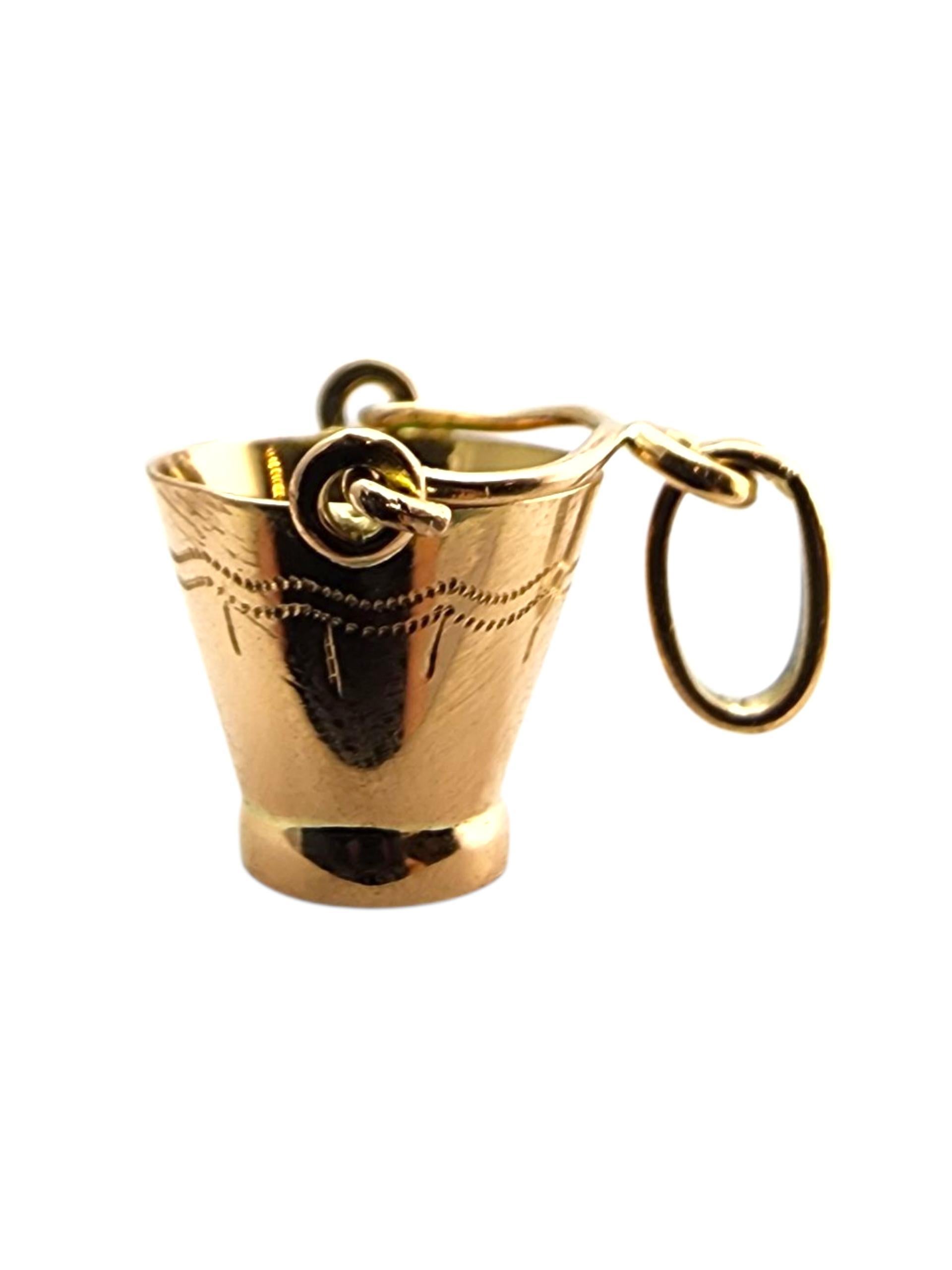 Charm per secchio in oro giallo 18 carati con maniglia mobile #23668 in vendita 2