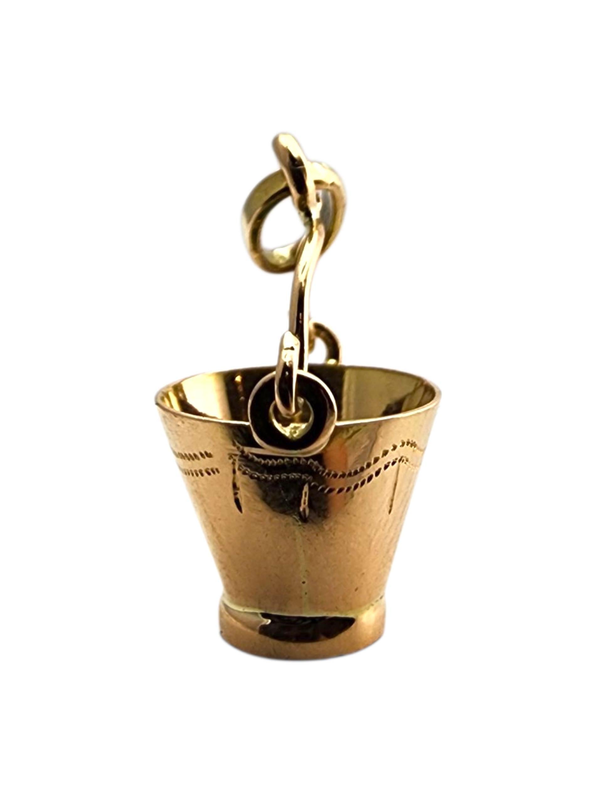 Charm per secchio in oro giallo 18 carati con maniglia mobile #23668 in vendita 3