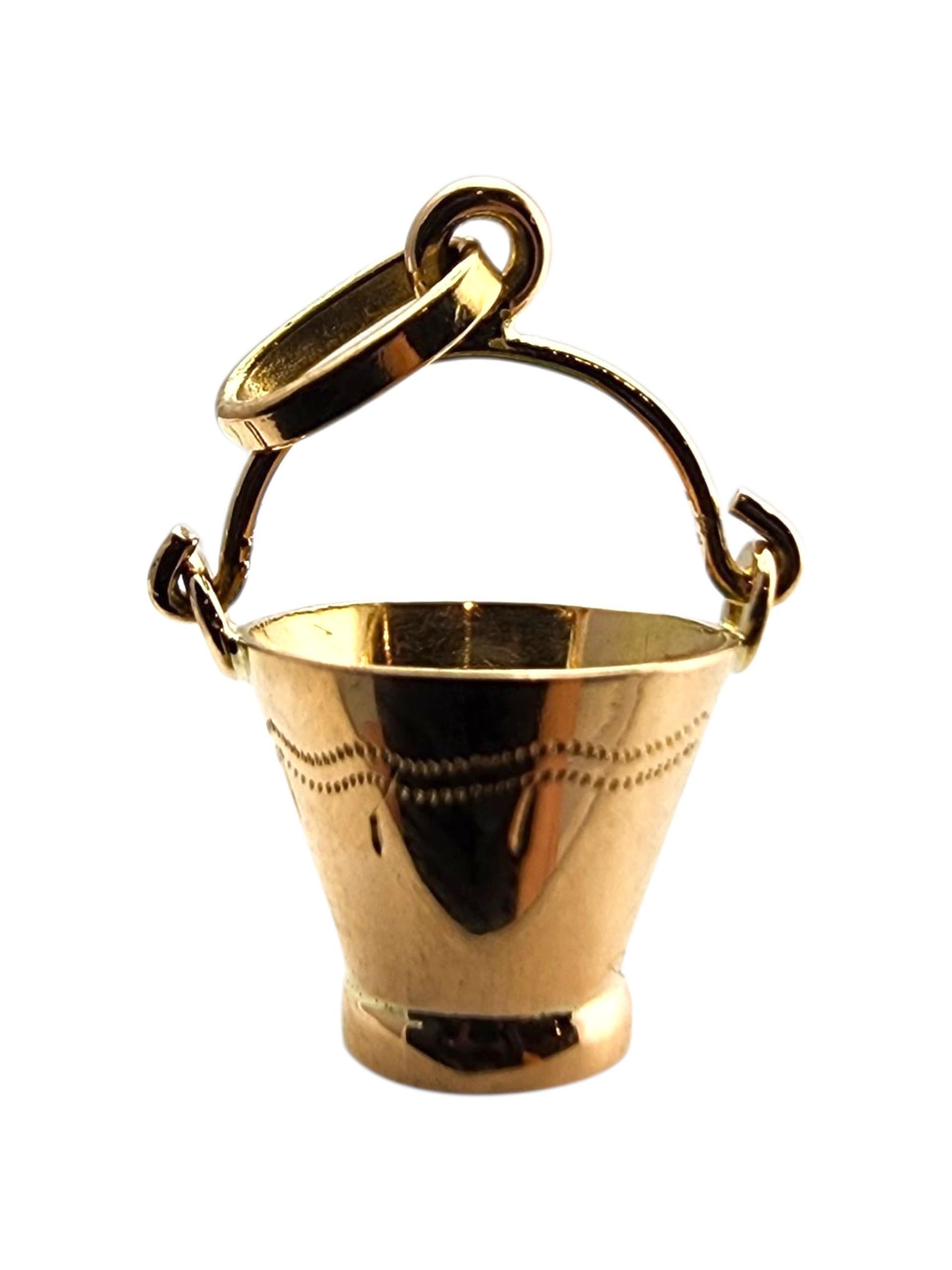 Charm per secchio in oro giallo 18 carati con maniglia mobile #23668 in vendita 4
