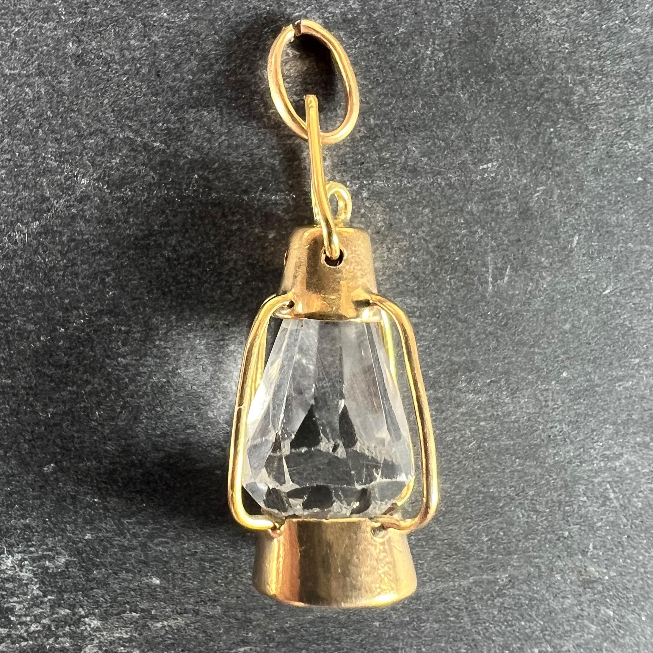 Pendentif à breloques vintage en or jaune 18 carats (18K) conçu comme une lanterne d'orage avec un verre en pâte incolore et une cage en fil d'or. Non marqué mais testé pour l'or 18 carats. 

Dimensions : 2,2 x 1,1 x 0,9 cm (anneau de saut non