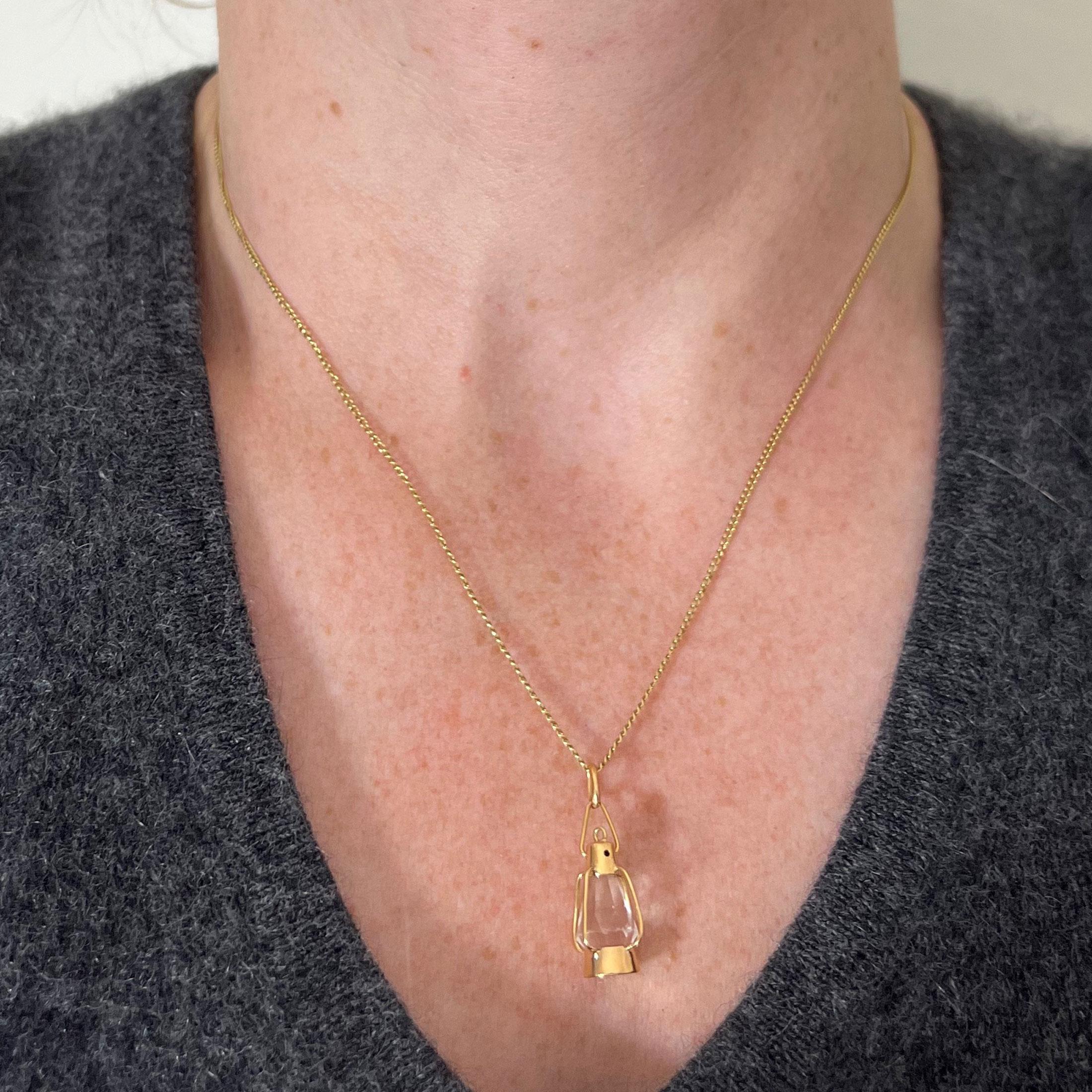 Pendentif en or jaune 18 carats avec breloque lanterne en pâte en vente 2