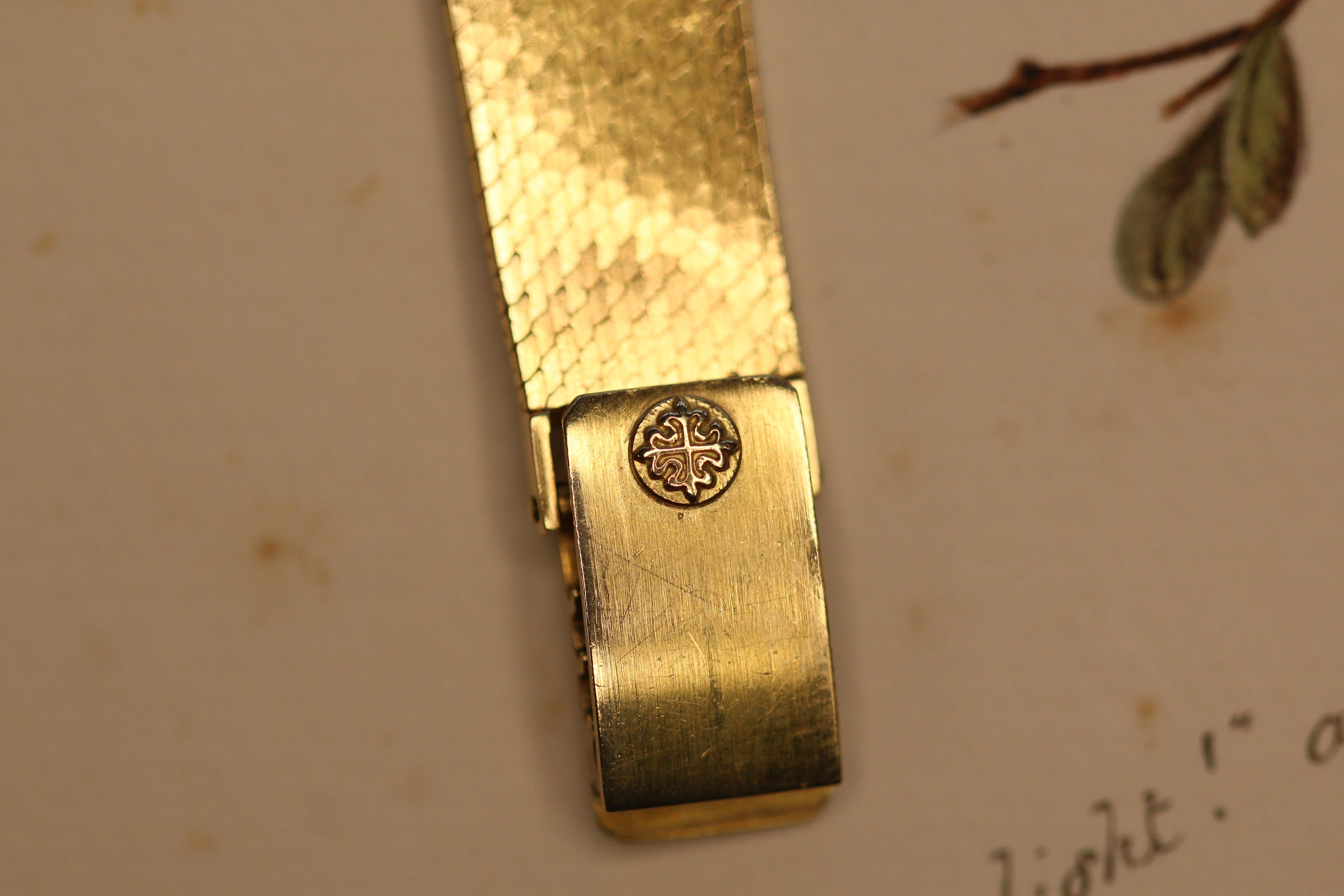 18 Karat Yellow Gold Patek Philippe Ladies Wristwatch In Excellent Condition In Banbury, GB