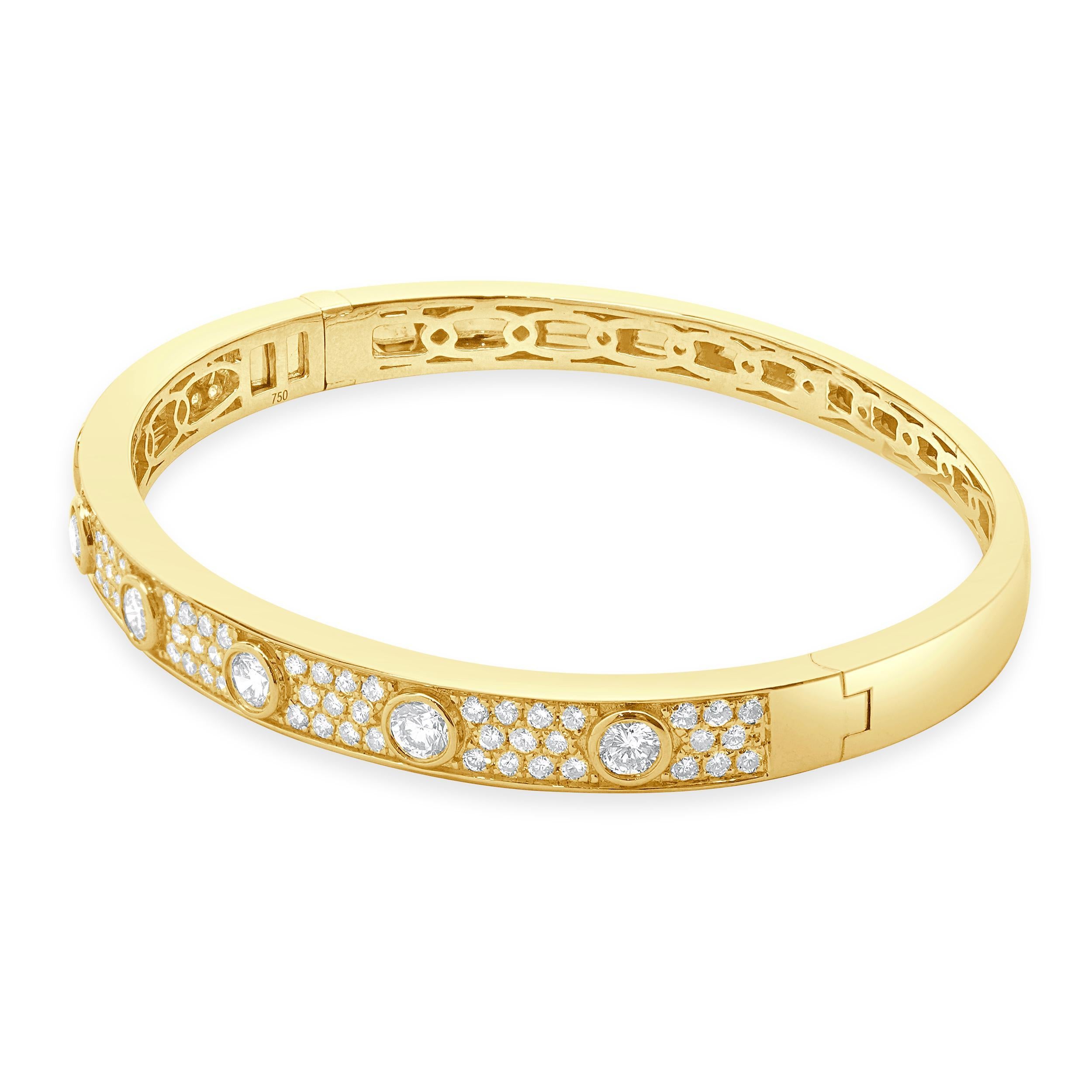 Concepteur : personnalisé
Matériau : Or jaune 18K
Diamant : 89 diamants ronds de taille brillant = 2,30cttw
Couleur : G
Clarté : VS2-SI1
Dimensions : le bracelet convient à un poignet de 7 pouces maximum.
Poids : 20,06 grammes