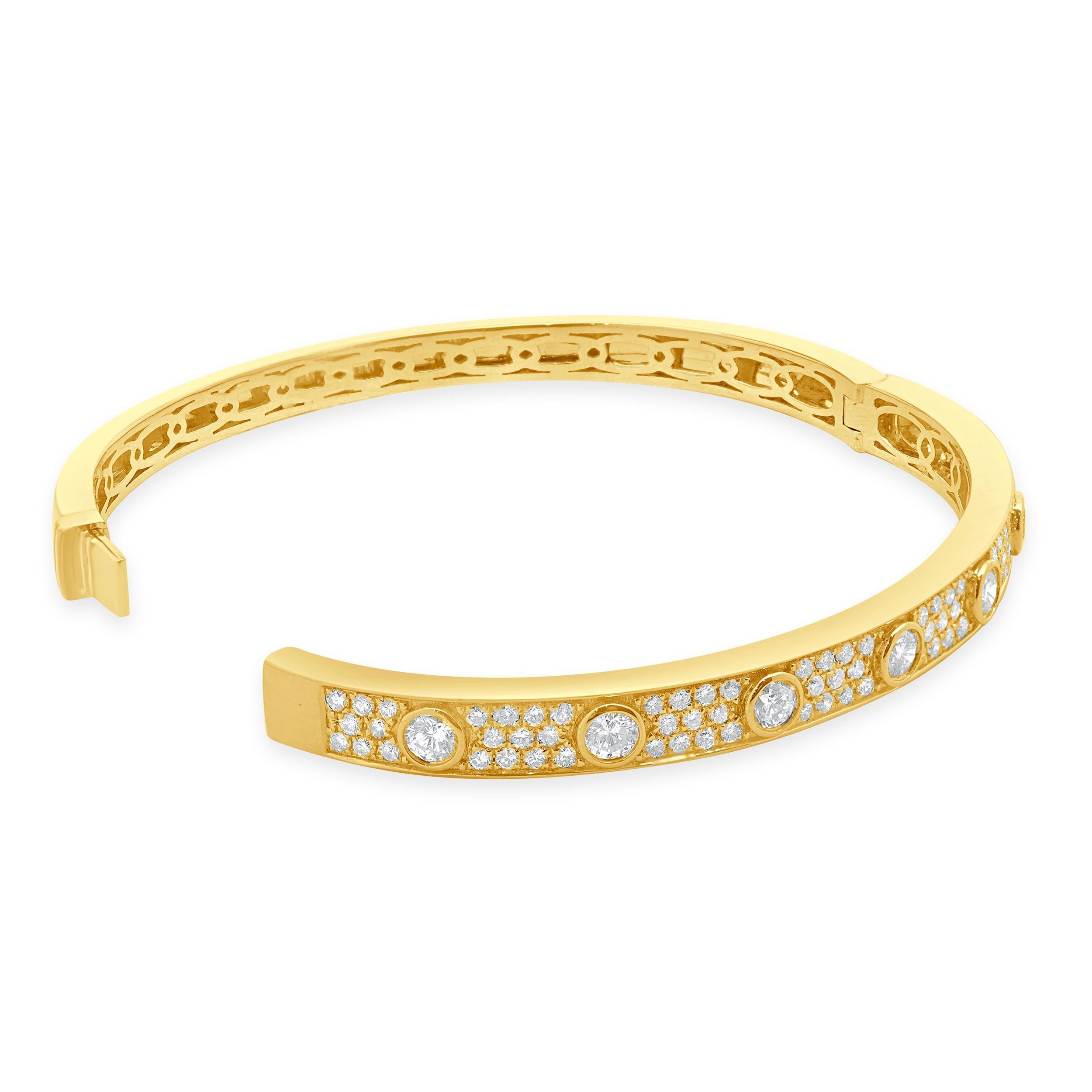 Taille ronde Bracelet jonc en or jaune 18 carats avec chaînes de diamants serties sur le chaton en vente