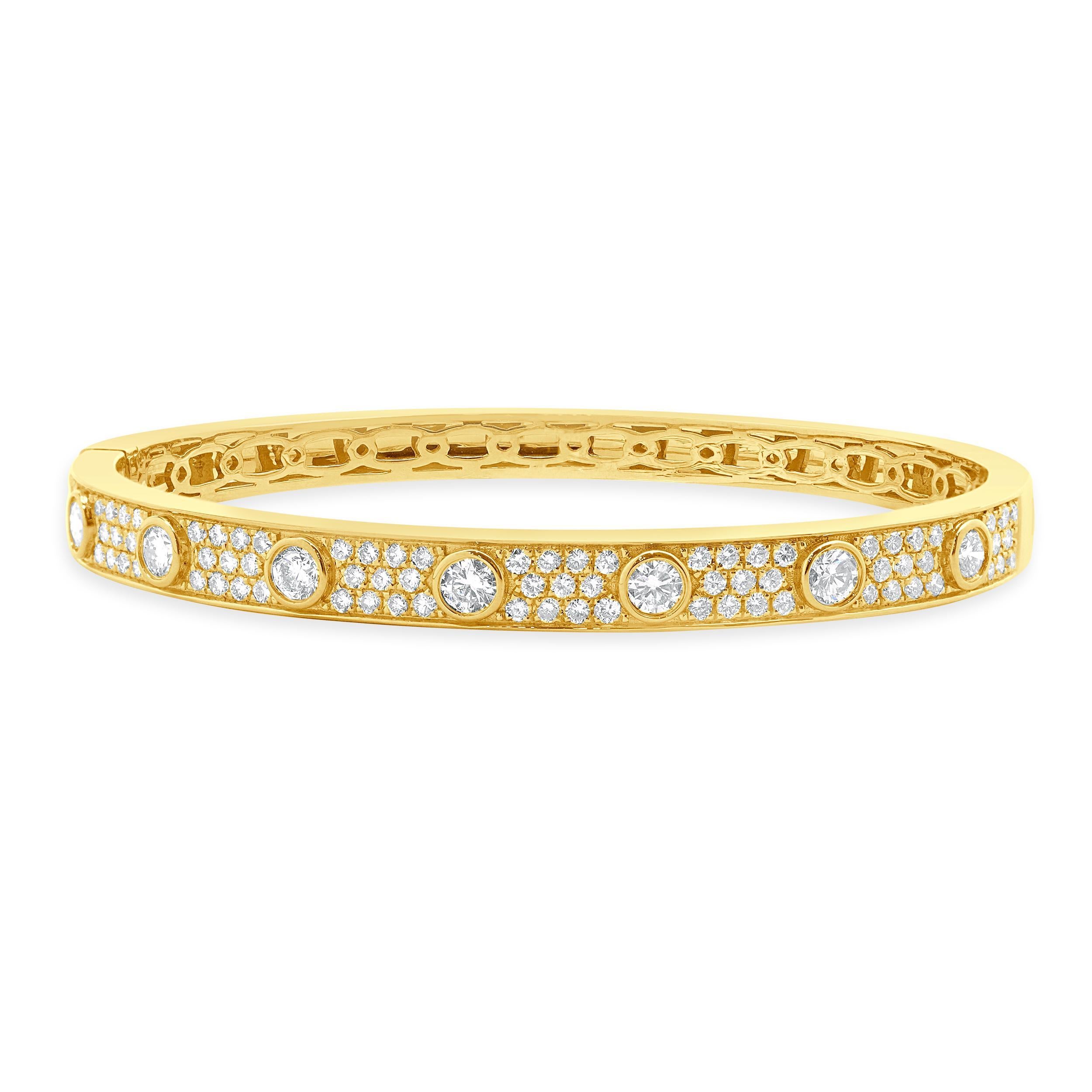 Bracelet jonc en or jaune 18 carats avec chaînes de diamants serties sur le chaton Excellent état - En vente à Scottsdale, AZ