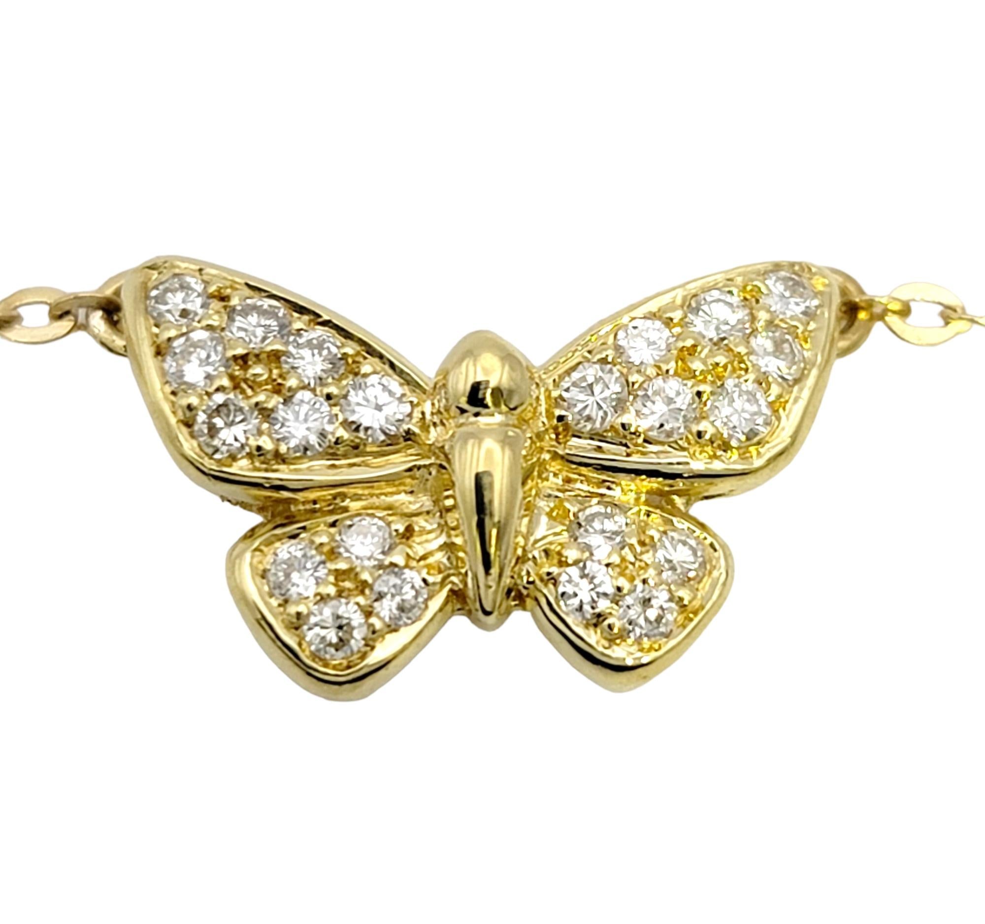 Erleben Sie den Zauber dieser exquisiten Schmetterlingshalskette mit Anhänger. Dieses faszinierende Stück ist eine Hommage an die Schönheit der Natur und das ewige Funkeln der Diamanten.

Der aus glänzendem 18-karätigem Gelbgold gefertigte Anhänger