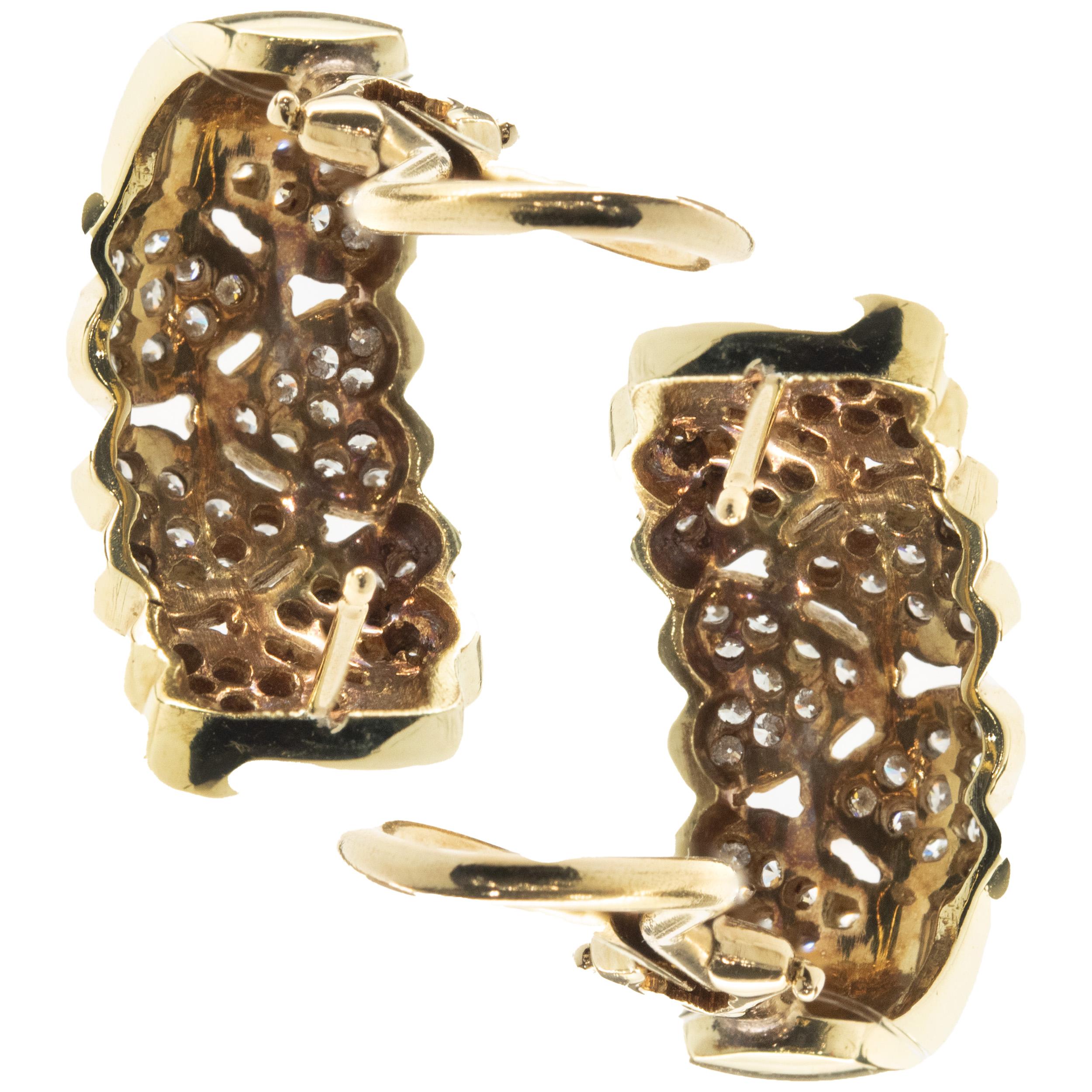 Taille ronde Boucles d'oreilles en or jaune 18 carats avec diamants pavés en forme de cœur et anneau Huggie en vente