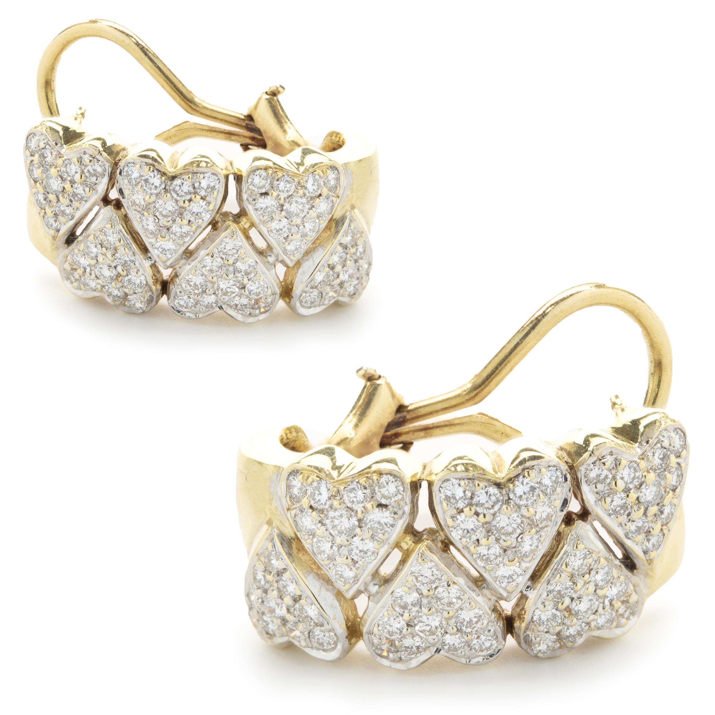 Boucles d'oreilles en or jaune 18 carats avec diamants pavés en forme de cœur et anneau Huggie Excellent état - En vente à Scottsdale, AZ