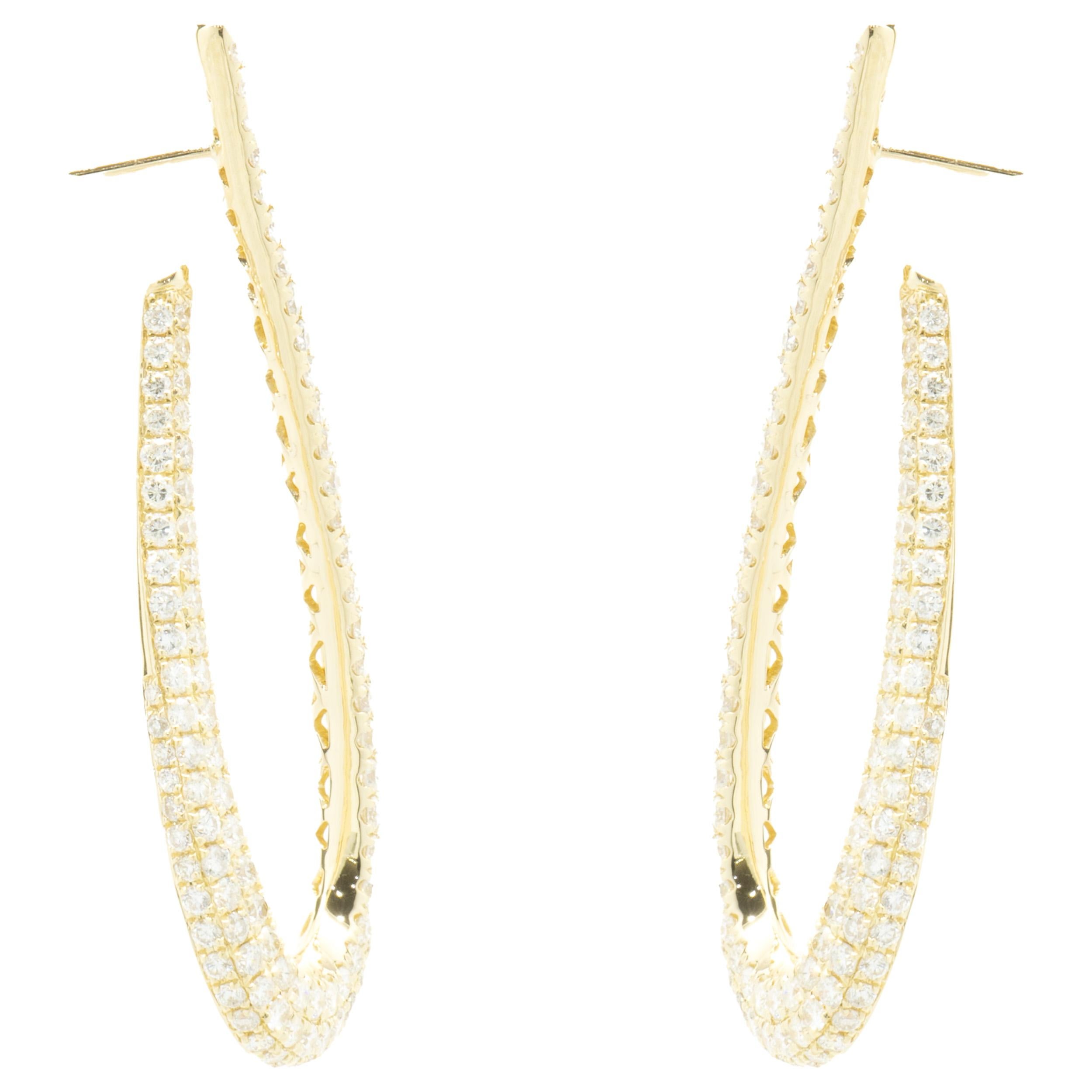 Designer: design personalizzato
Materiale: oro giallo 18 carati
Diamanti: 234 tagli tondi a brillante = 4,25cttw
Colore: F
Chiarezza: VS2
Dimensioni: gli orecchini misurano 60 mm di lunghezza
Peso: 10,84 grammi