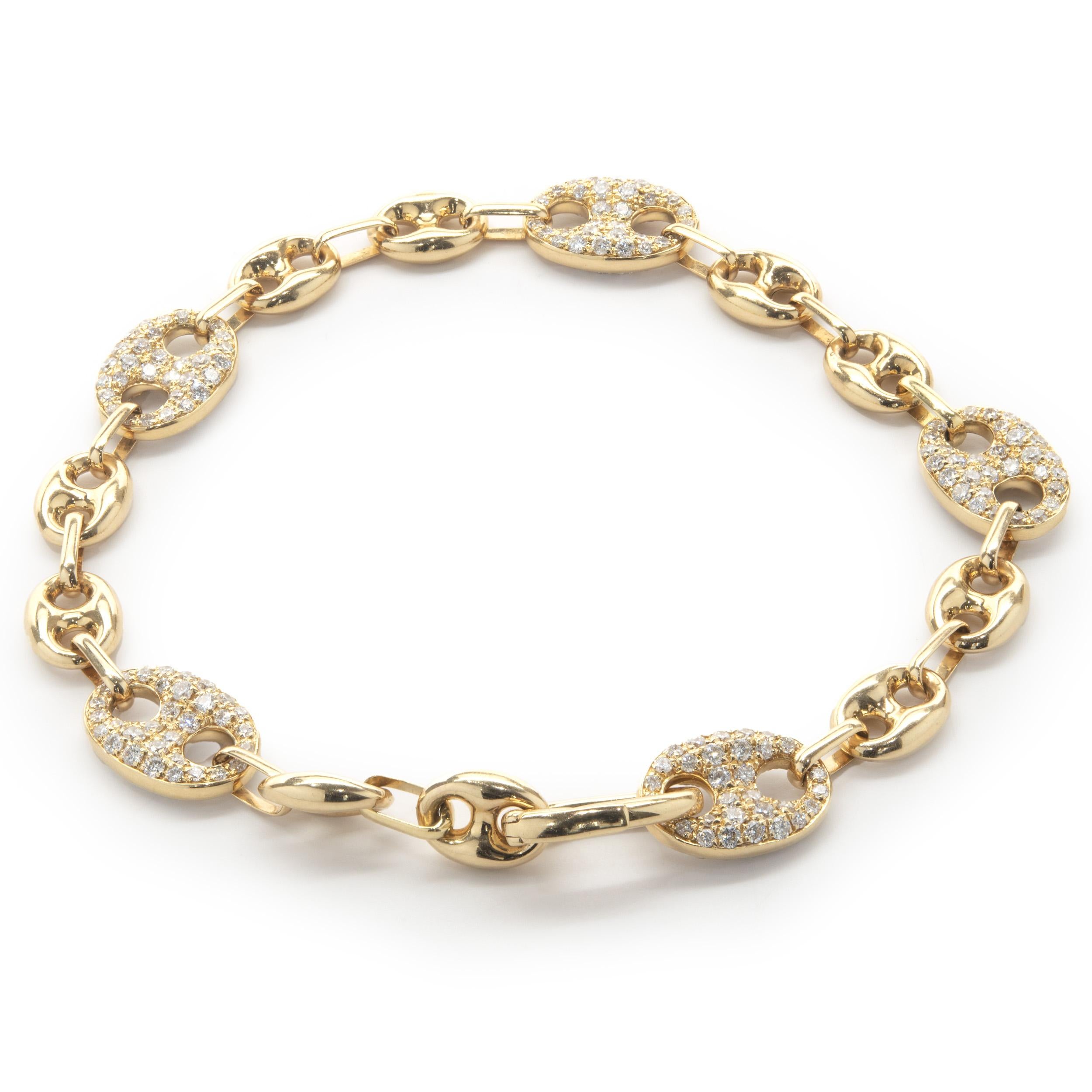 Designer: kundenspezifisch
MATERIAL: 18K Gelbgold
Diamanten: 320 runder Brillantschliff = 2,34cttw
Farbe: G
Klarheit: VS2
Abmessungen: Das Armband passt an ein Handgelenk von bis zu 7 Zoll
Gewicht: 9,16 Gramm