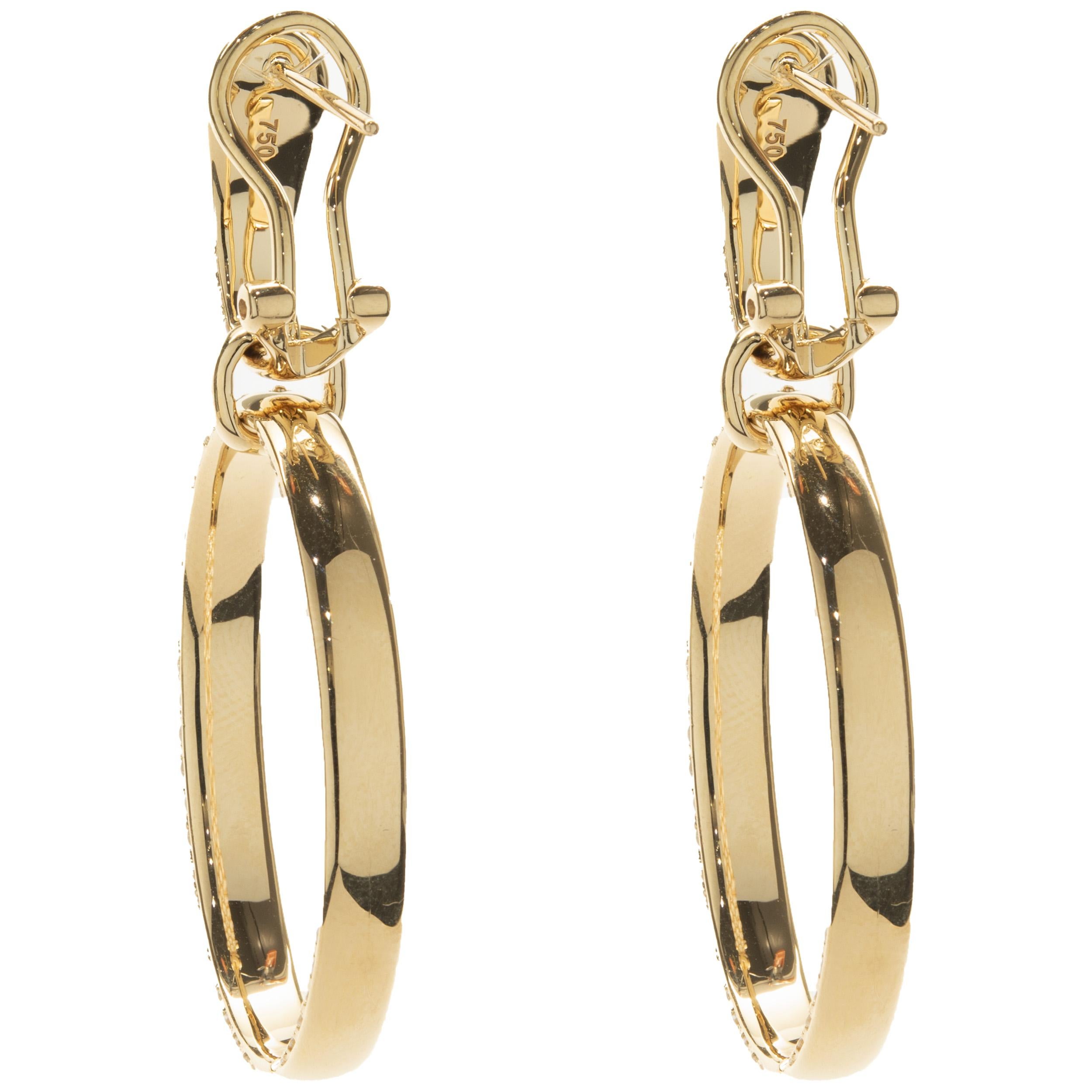 Designer: Sonderanfertigung
MATERIAL: 18K Gelbgold
Diamanten: 318 runder Brillantschliff = 4,90cttw
Farbe: G
Klarheit: VS2
Abmessungen: Ohrringe messen 51,50 mm in der Länge
Gewicht: 18,92 Gramm