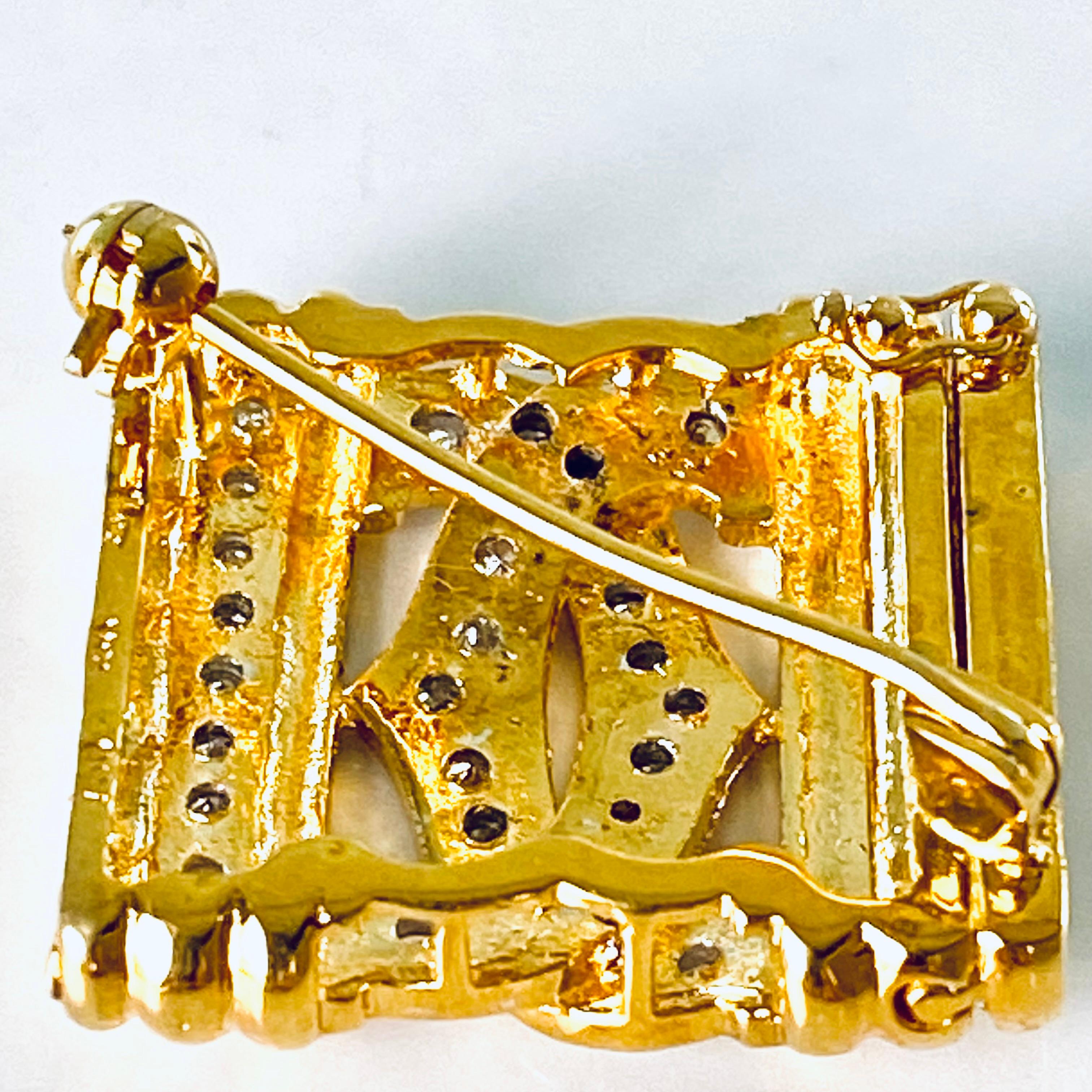 Contemporary 18 Karat Yellow Gold Pave Set Diamond 0.85 Carat 0.90 Inch Pendant Brooch  For Sale