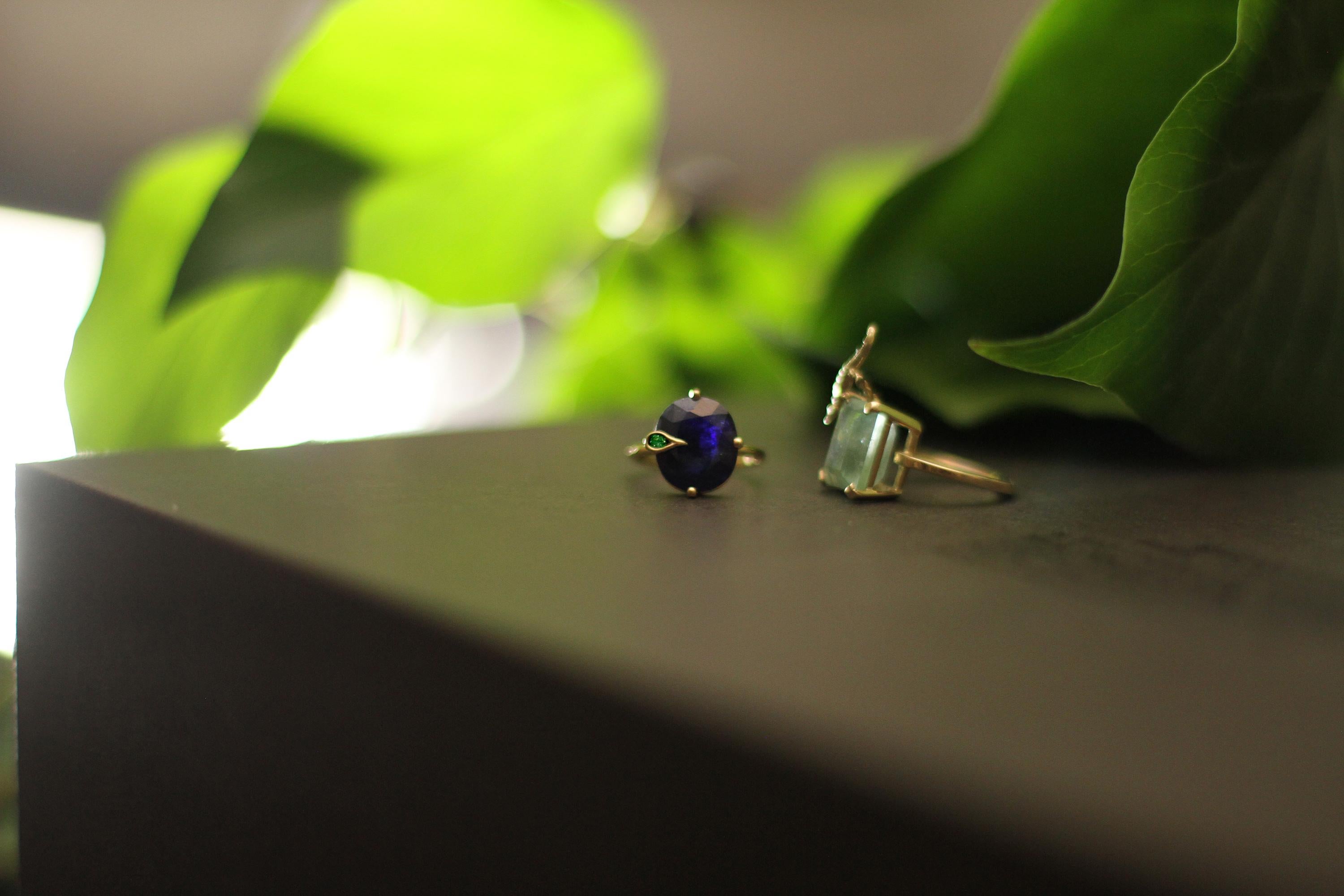 Women's or Men's Yellow Gold Peacock Ring with Two Carats Dark Blue Sapphire and Emerald For Sale