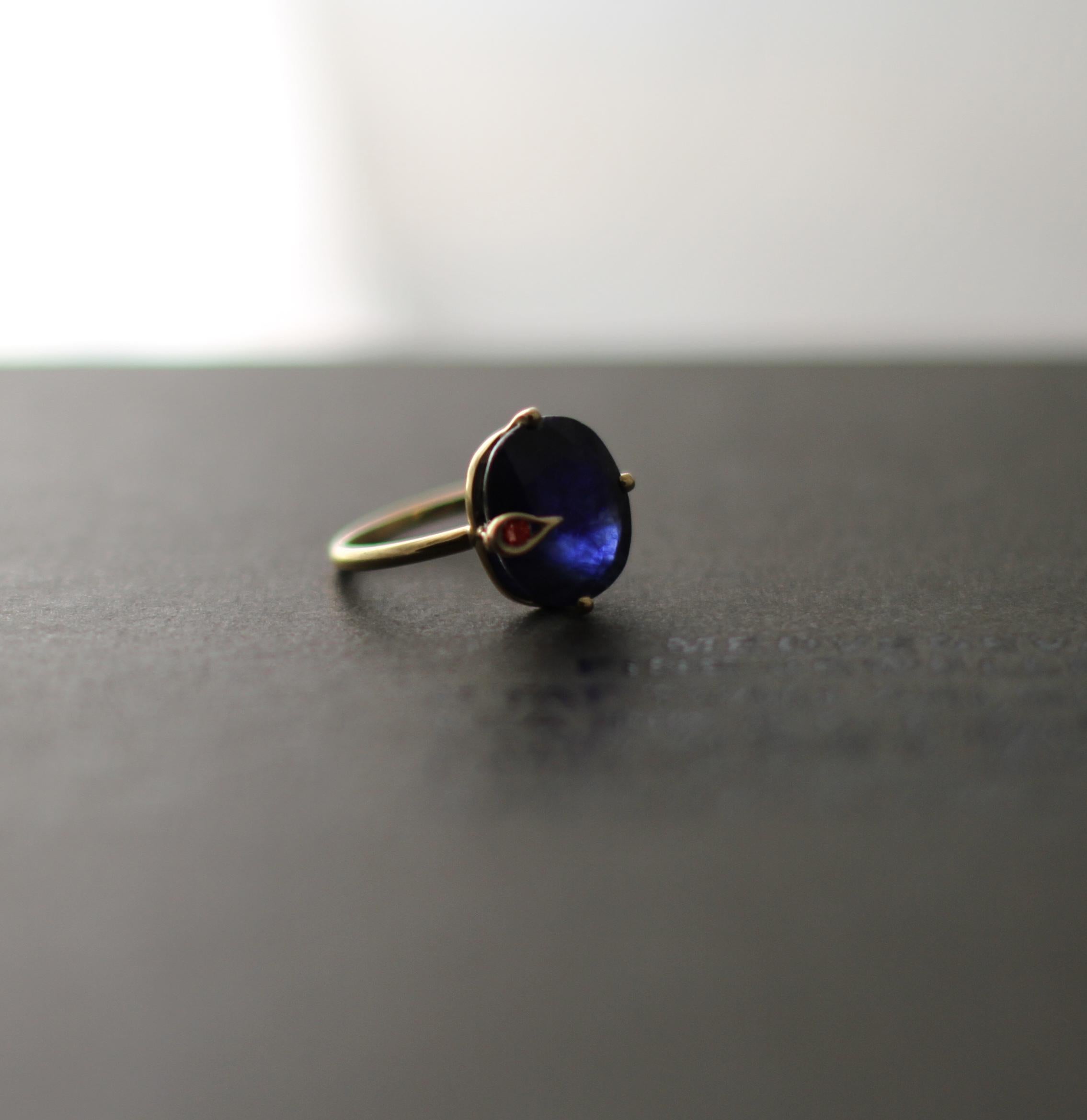 Femenino o masculino Anillo de pavo real de oro amarillo de 18 quilates con zafiro azul y rubí de tres quilates en venta