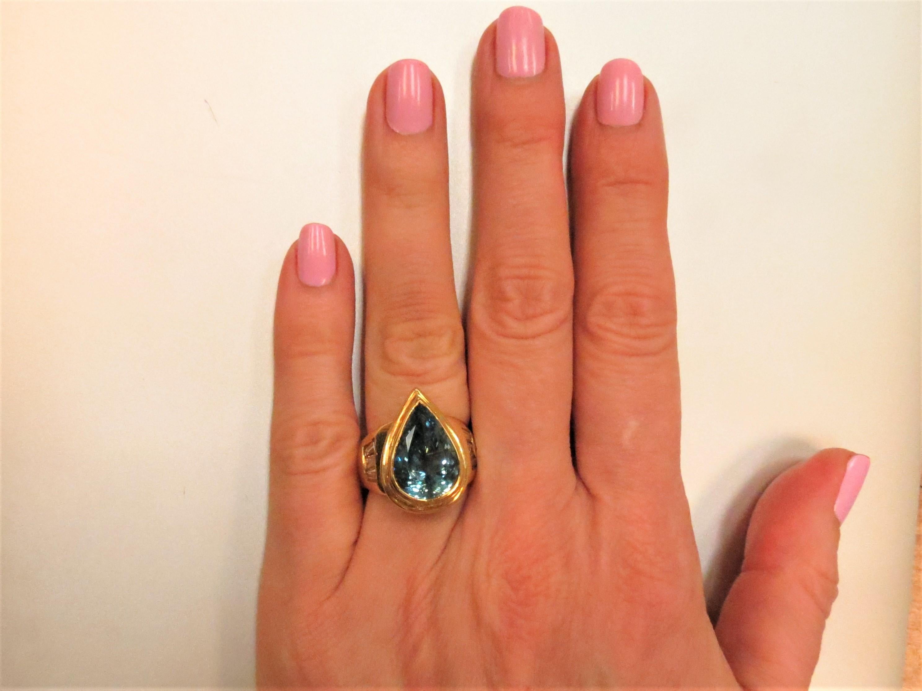 Anillo de oro amarillo de 18 quilates con aguamarina en forma de pera y diamantes Contemporáneo en venta