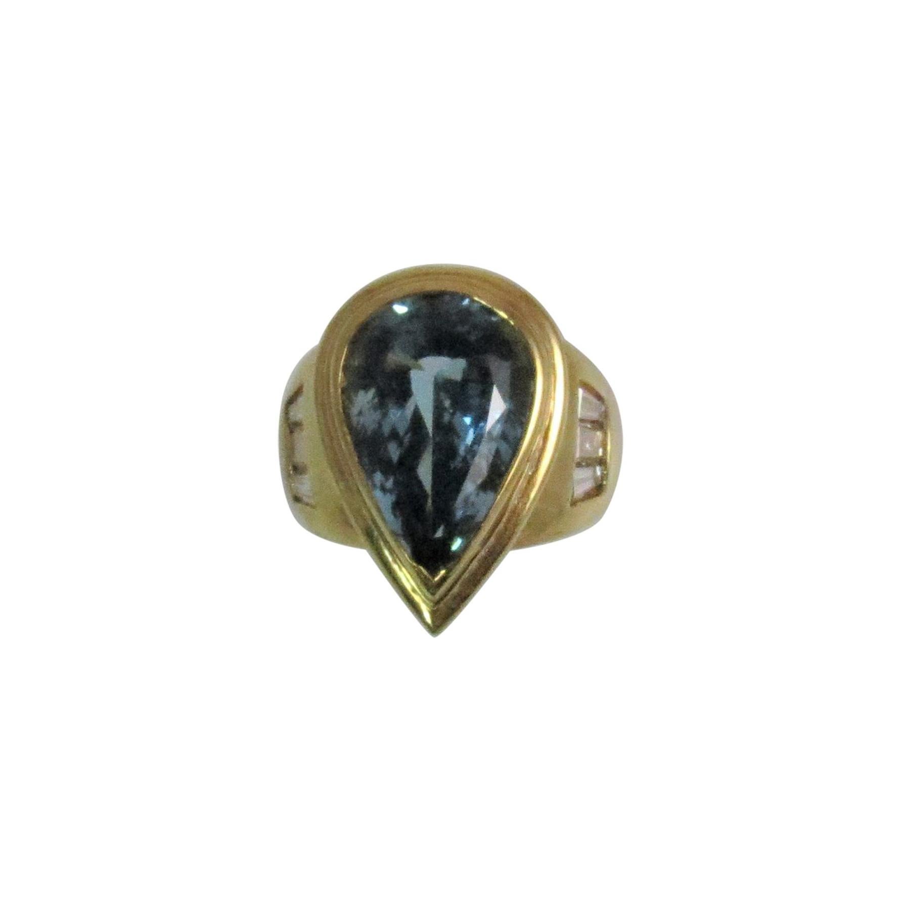 Anillo de oro amarillo de 18 quilates con aguamarina en forma de pera y diamantes