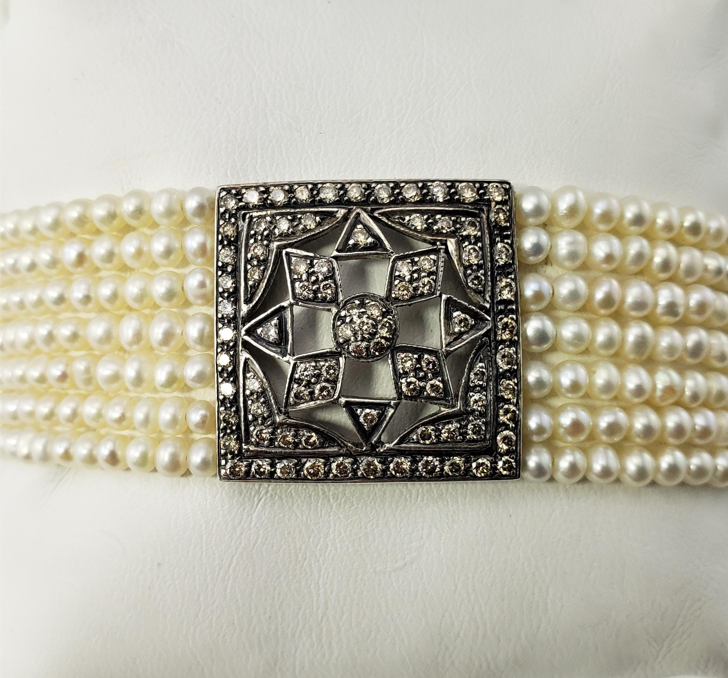 18 Karat Gelbgold Perlen- und Diamantarmband-

Dieses atemberaubende Armband besteht aus sieben Perlensträngen (je 3 mm) und 170 runden Diamanten im Brillantschliff, die in elegantes 18 Karat Gelbgold gefasst sind.
Breite:  24 mm.

Ungefähres