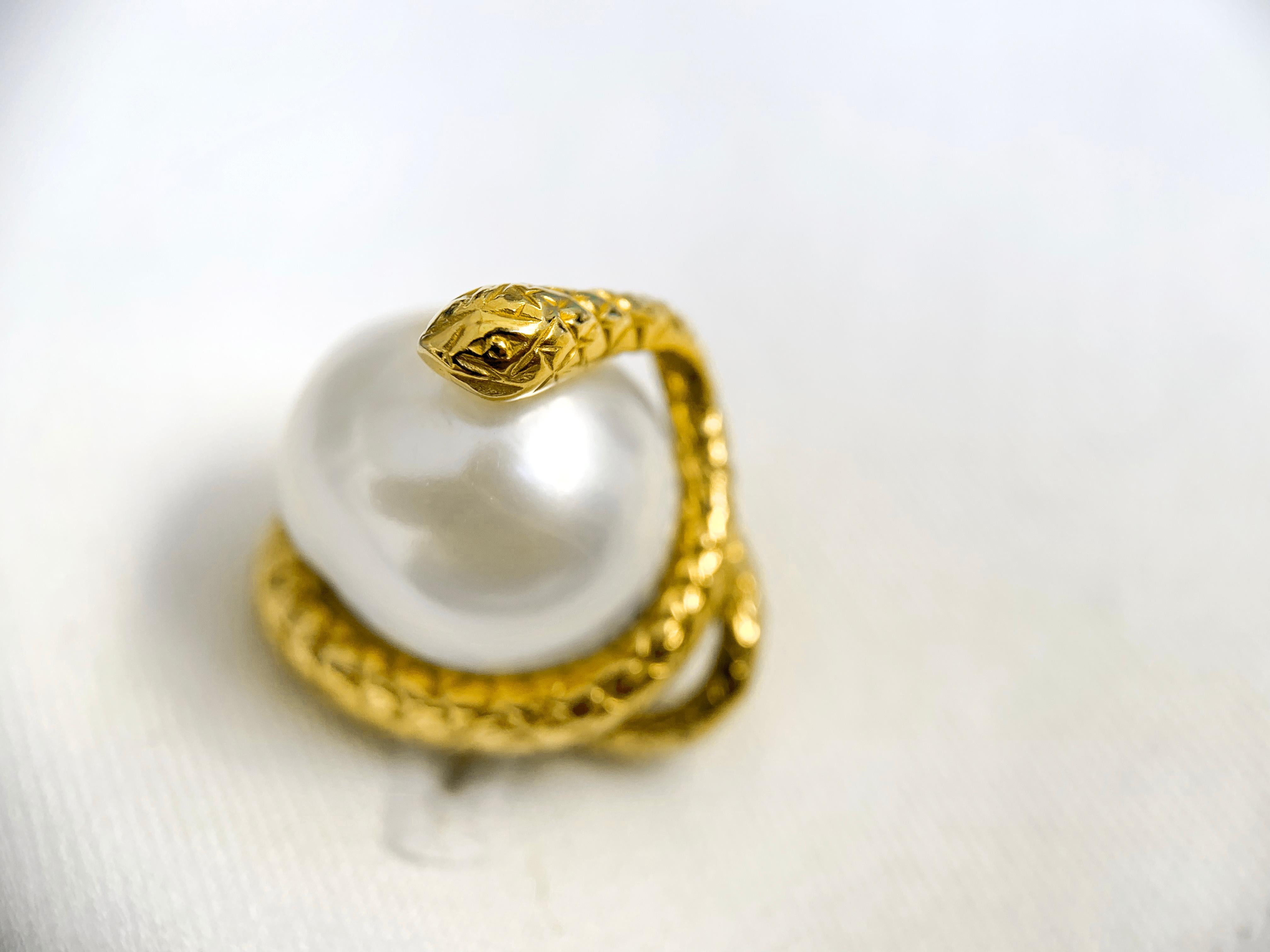 18 Karat Yellow Gold Pearl and White Agate Snake Cufflinks For Sale 2