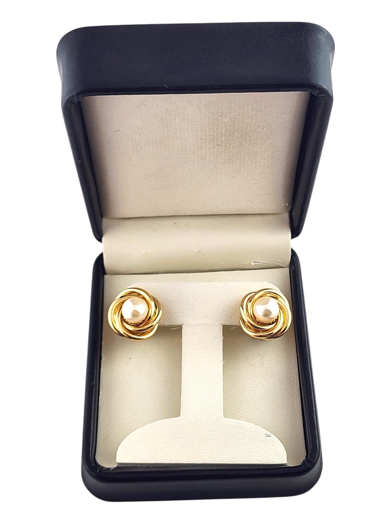 18 Karat Yellow Gold Pearl Earrings

These stunning earrings features 2 beautiful pearls set in 18K yellow gold rings!

Size: 16.1mm X 16.1mm X 11.4mm

Weight: 8.26 g/ 5.31 dwt

Pearl - approx. 7mm

Hallmark: *1 AR 750

Very good condition,