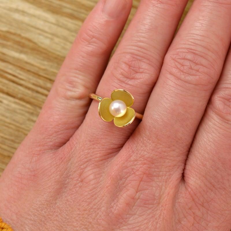 Round Cut 18 karat yellow gold pearl flower ring For Sale